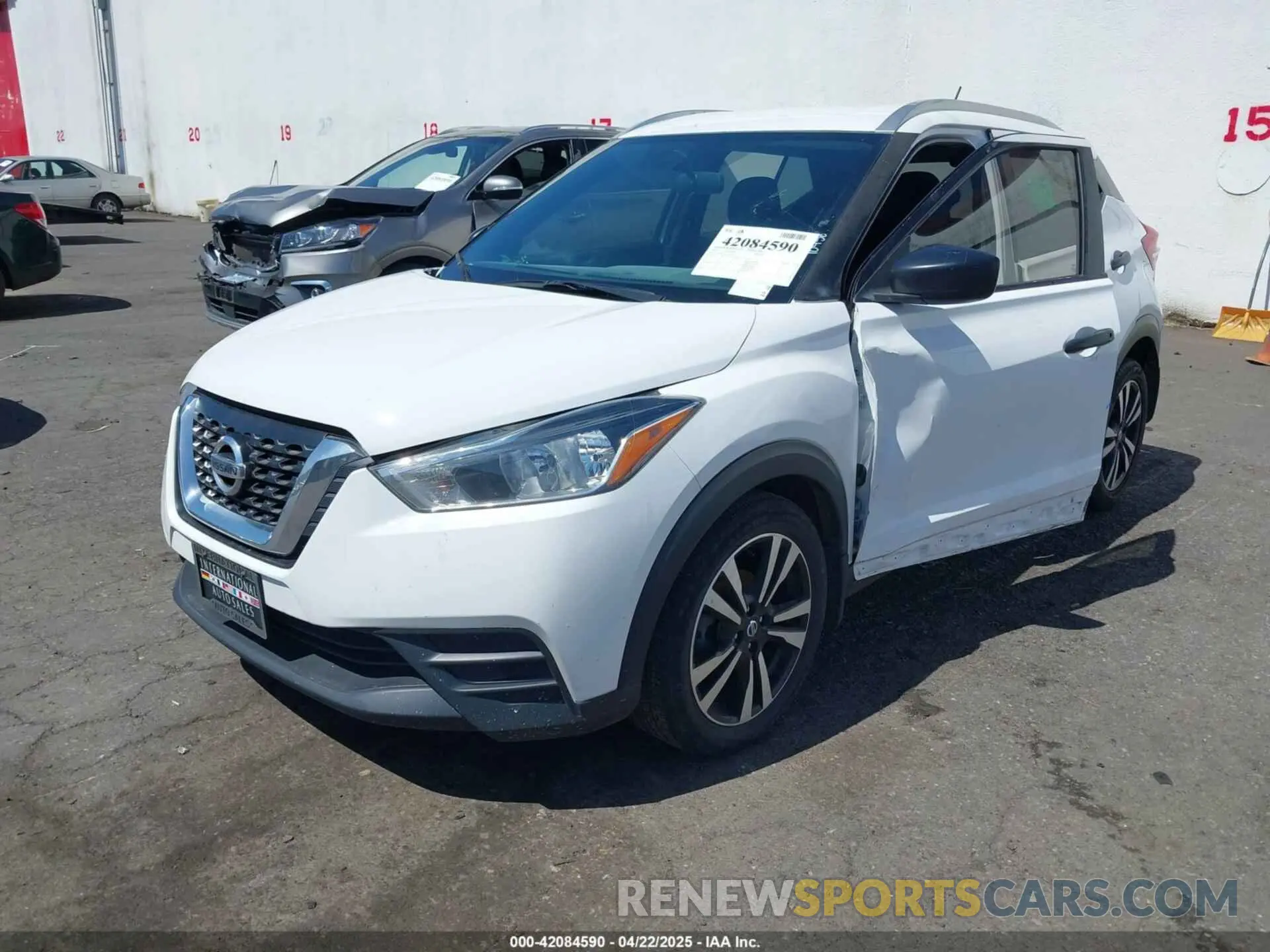 2 fotografías del automóvil dañado 3N1CP5CU3KL518777 NISSAN KICKS 2019