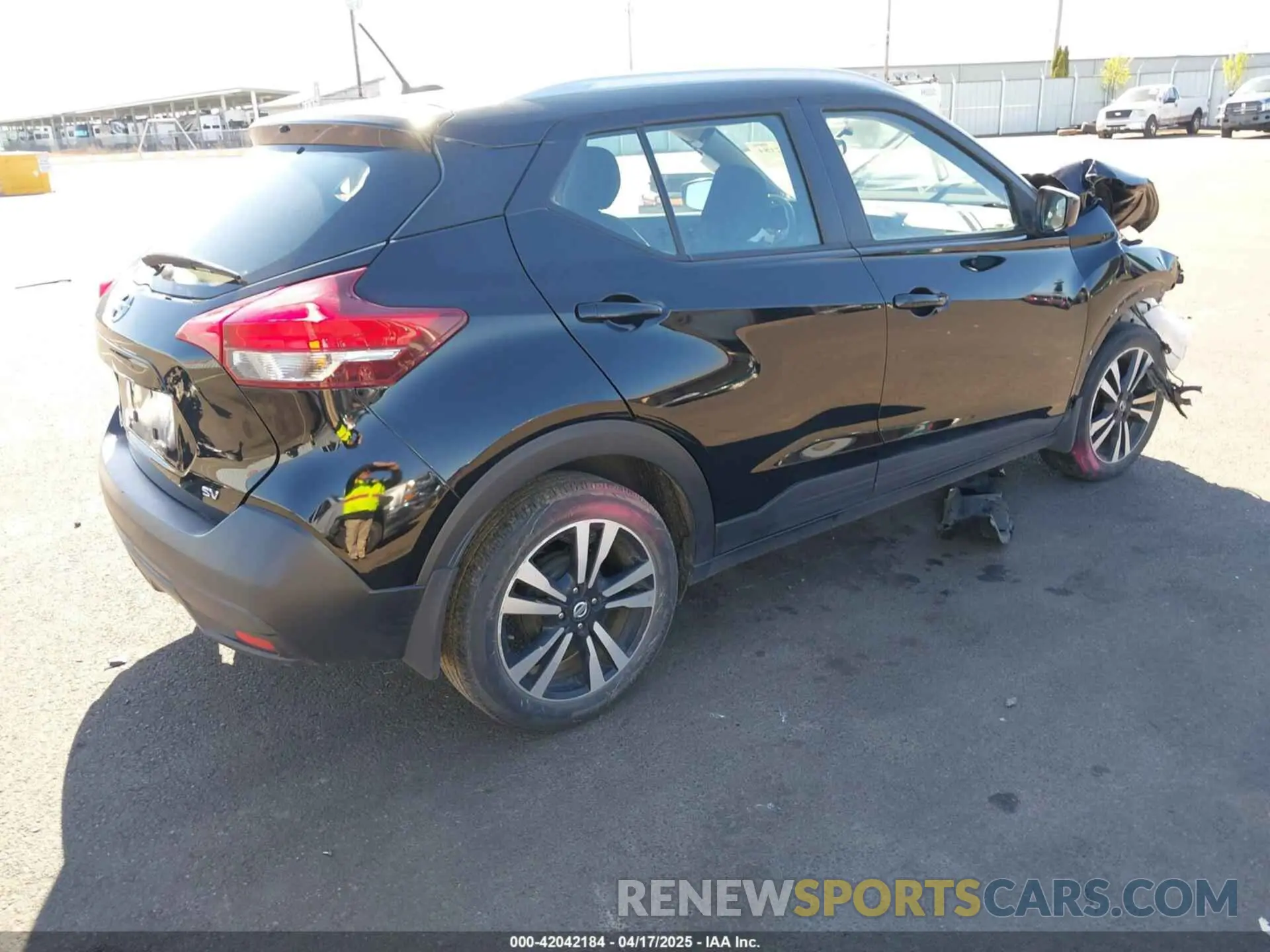 4 fotografías del automóvil dañado 3N1CP5CU4KL494389 NISSAN KICKS 2019