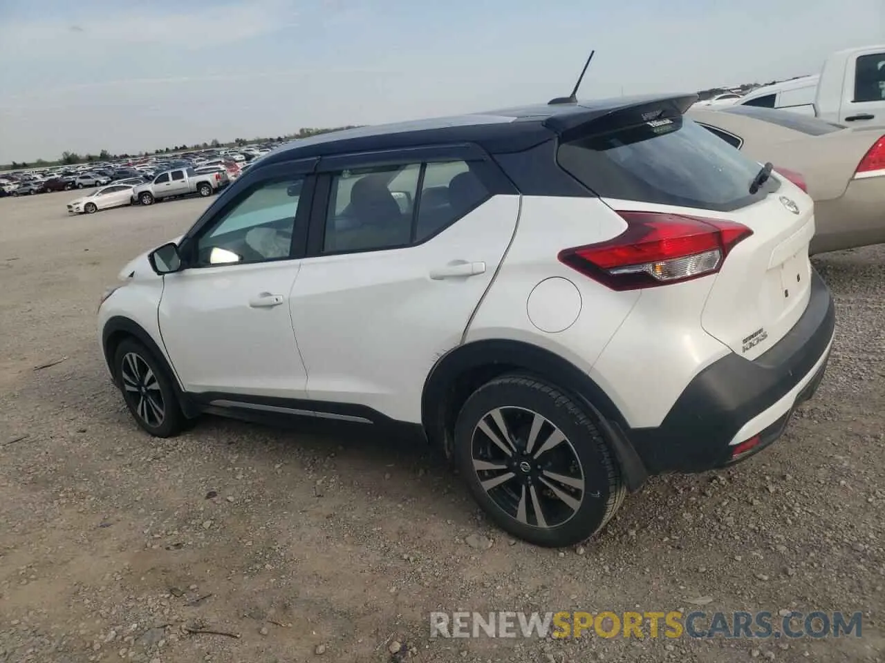 2 fotografías del automóvil dañado 3N1CP5CU5KL483319 NISSAN KICKS 2019