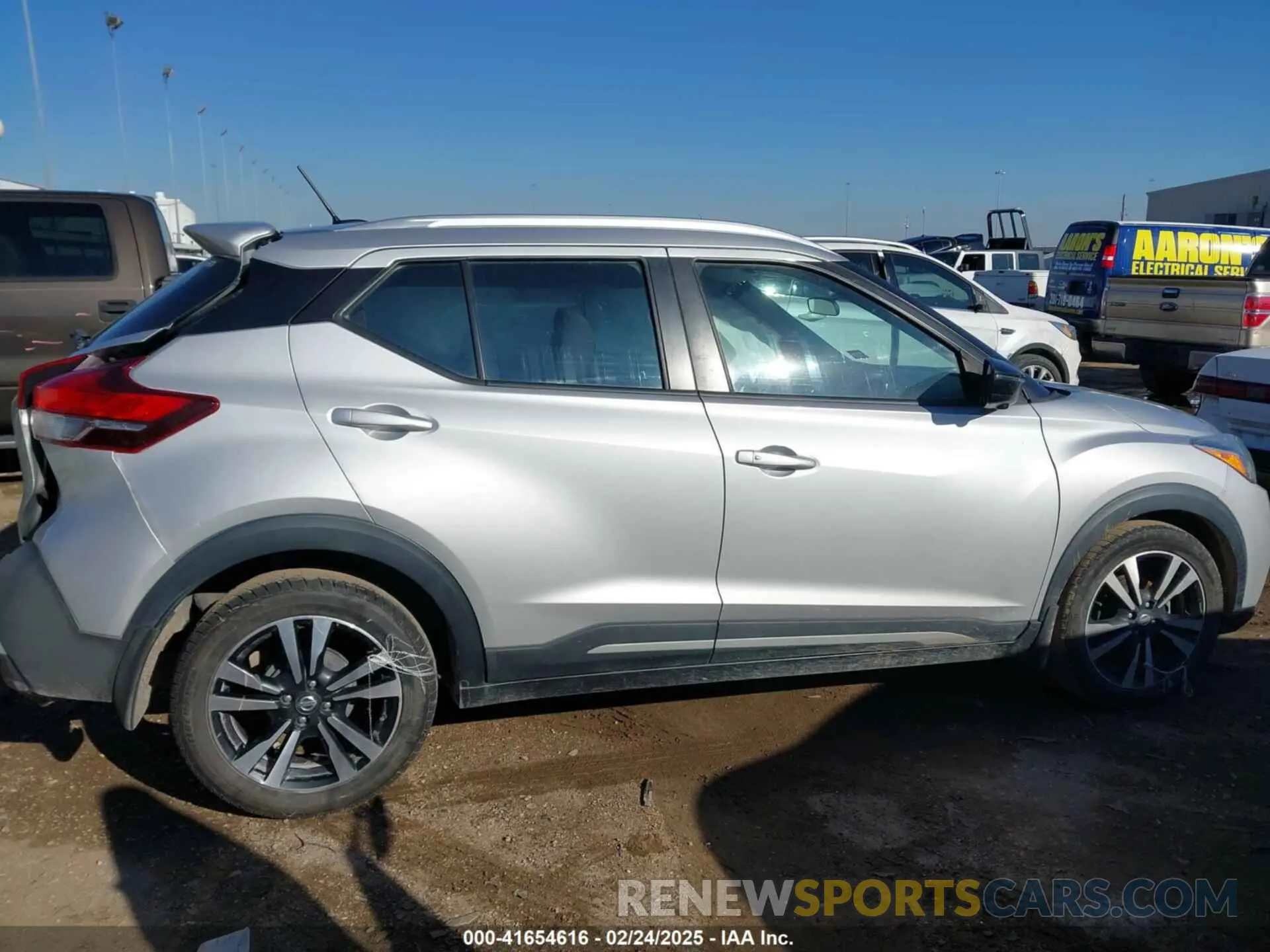 13 fotografías del automóvil dañado 3N1CP5CU8KL544677 NISSAN KICKS 2019