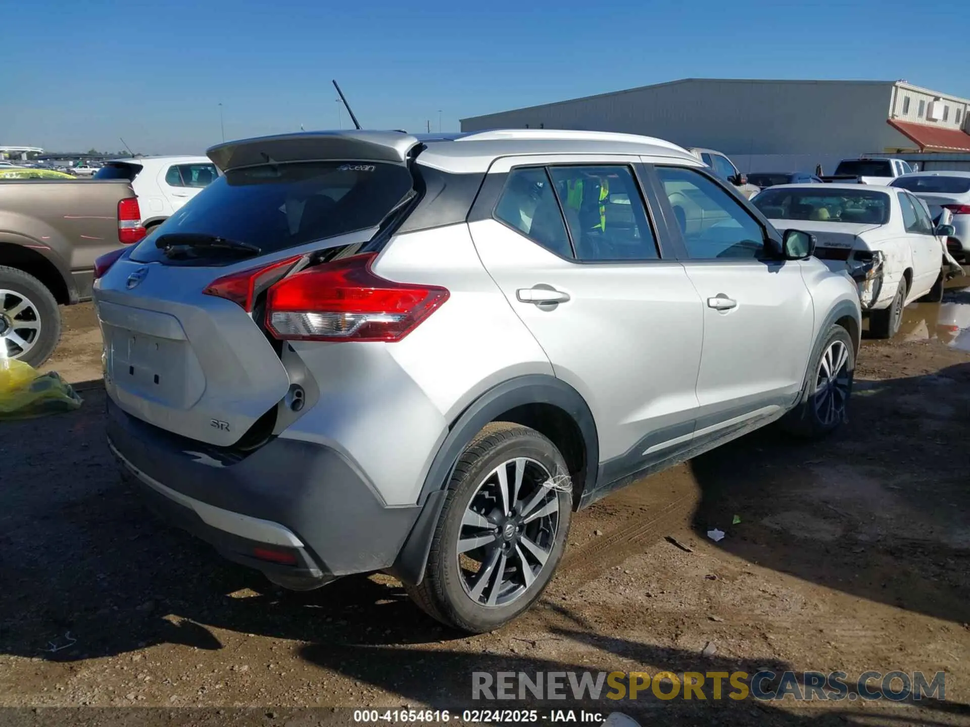 4 fotografías del automóvil dañado 3N1CP5CU8KL544677 NISSAN KICKS 2019