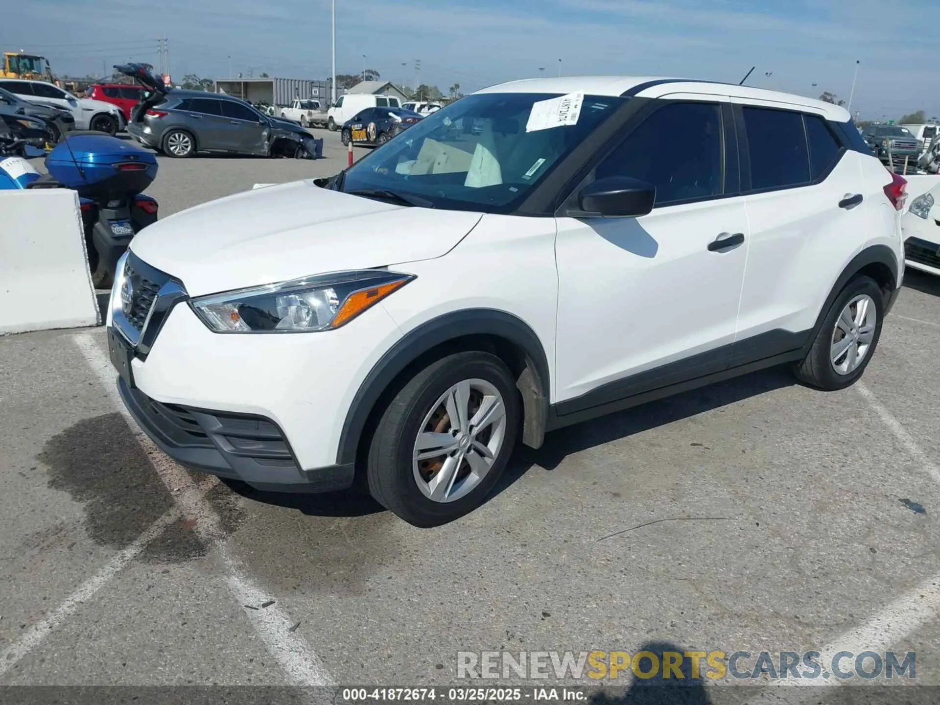 2 fotografías del automóvil dañado 3N1CP5BV1LL503321 NISSAN KICKS 2020