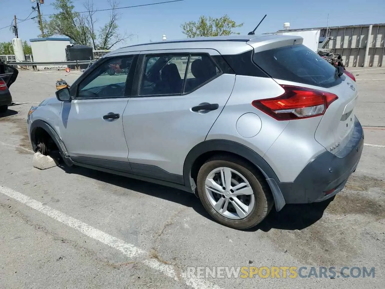 2 fotografías del automóvil dañado 3N1CP5BV2LL576522 NISSAN KICKS 2020