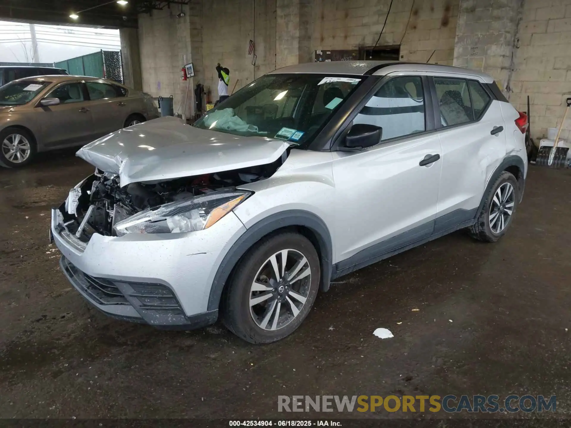 2 fotografías del automóvil dañado 3N1CP5BV6LL536539 NISSAN KICKS 2020
