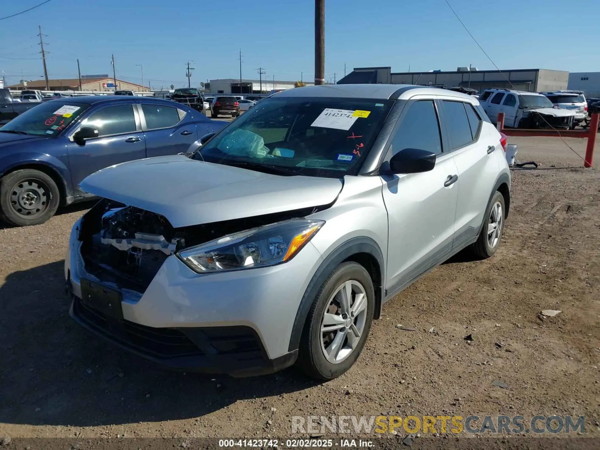 2 fotografías del automóvil dañado 3N1CP5BV8LL573169 NISSAN KICKS 2020