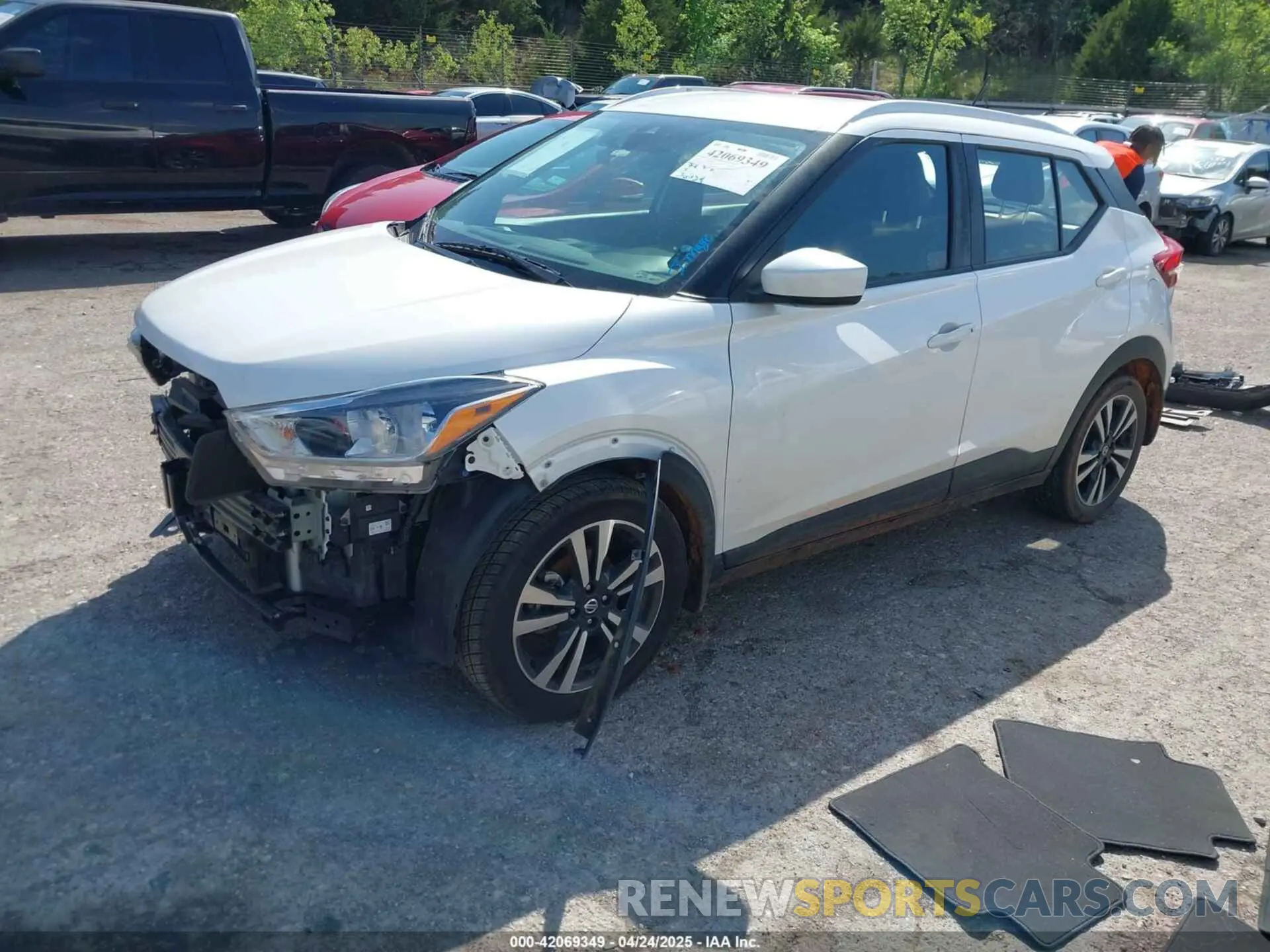 2 fotografías del automóvil dañado 3N1CP5CV0LL548202 NISSAN KICKS 2020