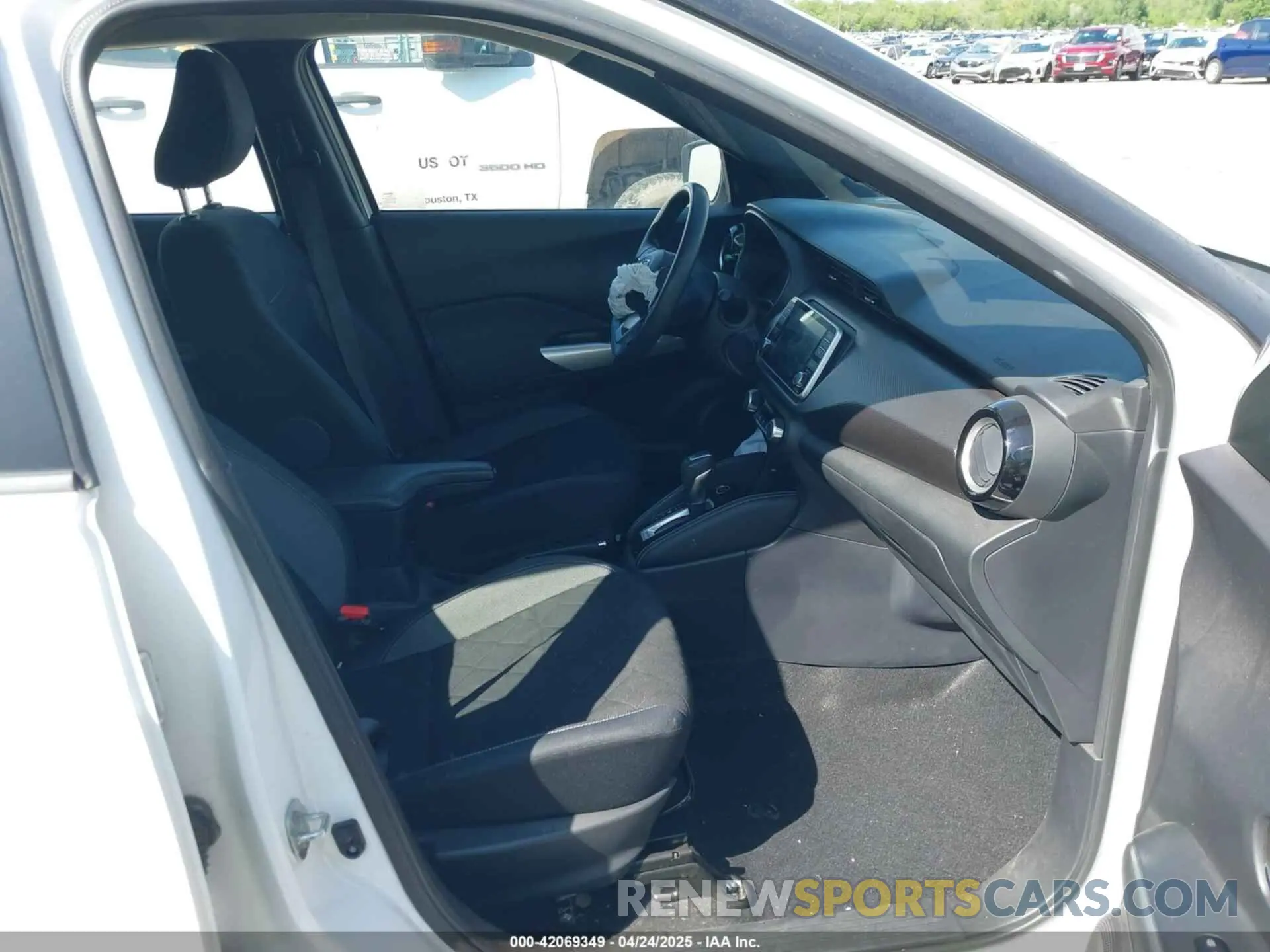 5 fotografías del automóvil dañado 3N1CP5CV0LL548202 NISSAN KICKS 2020