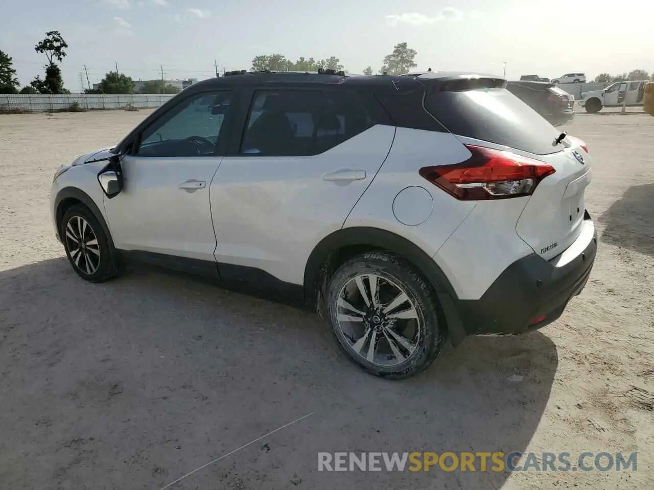 2 fotografías del automóvil dañado 3N1CP5CV3LL518871 NISSAN KICKS 2020