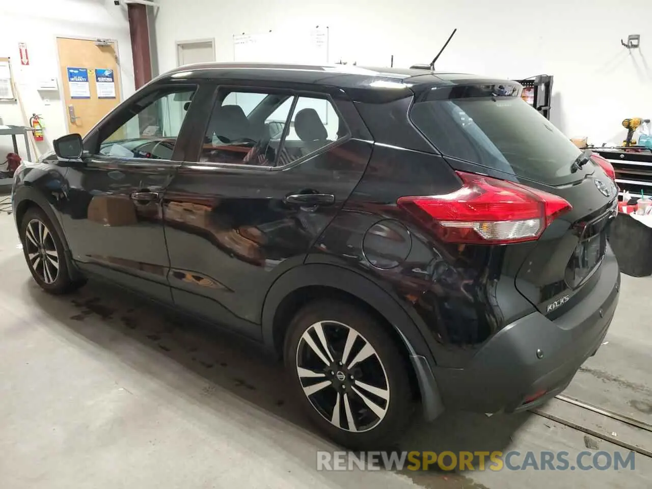 2 fotografías del automóvil dañado 3N1CP5CV3LL542927 NISSAN KICKS 2020
