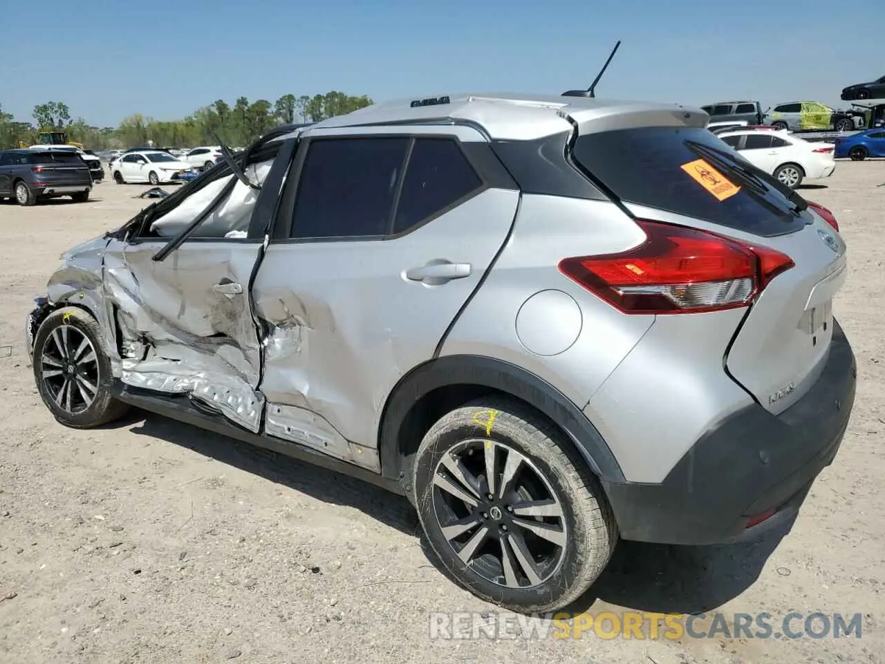 2 fotografías del automóvil dañado 3N1CP5CV4LL521083 NISSAN KICKS 2020
