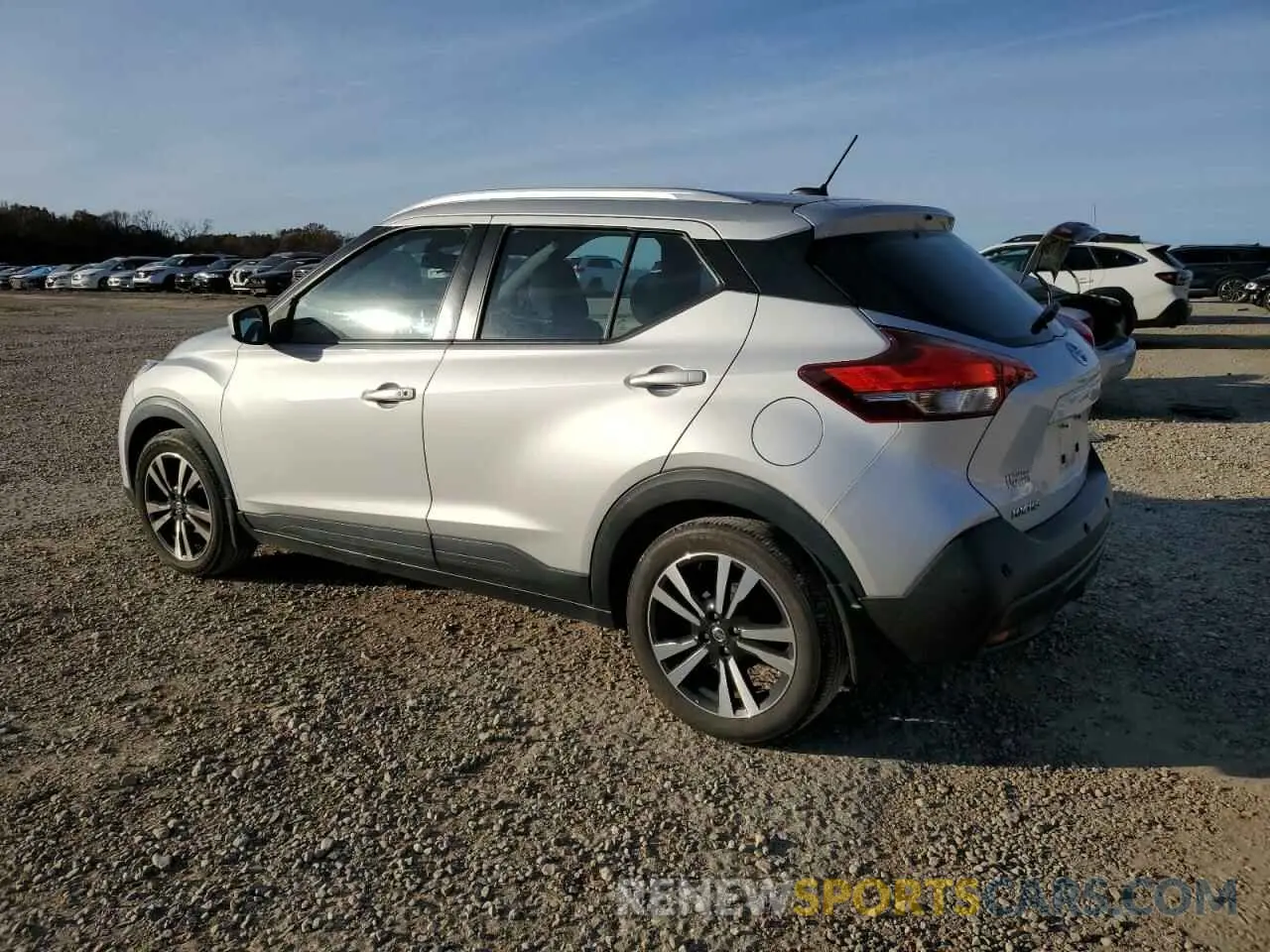 2 fotografías del automóvil dañado 3N1CP5CV5LL531394 NISSAN KICKS 2020