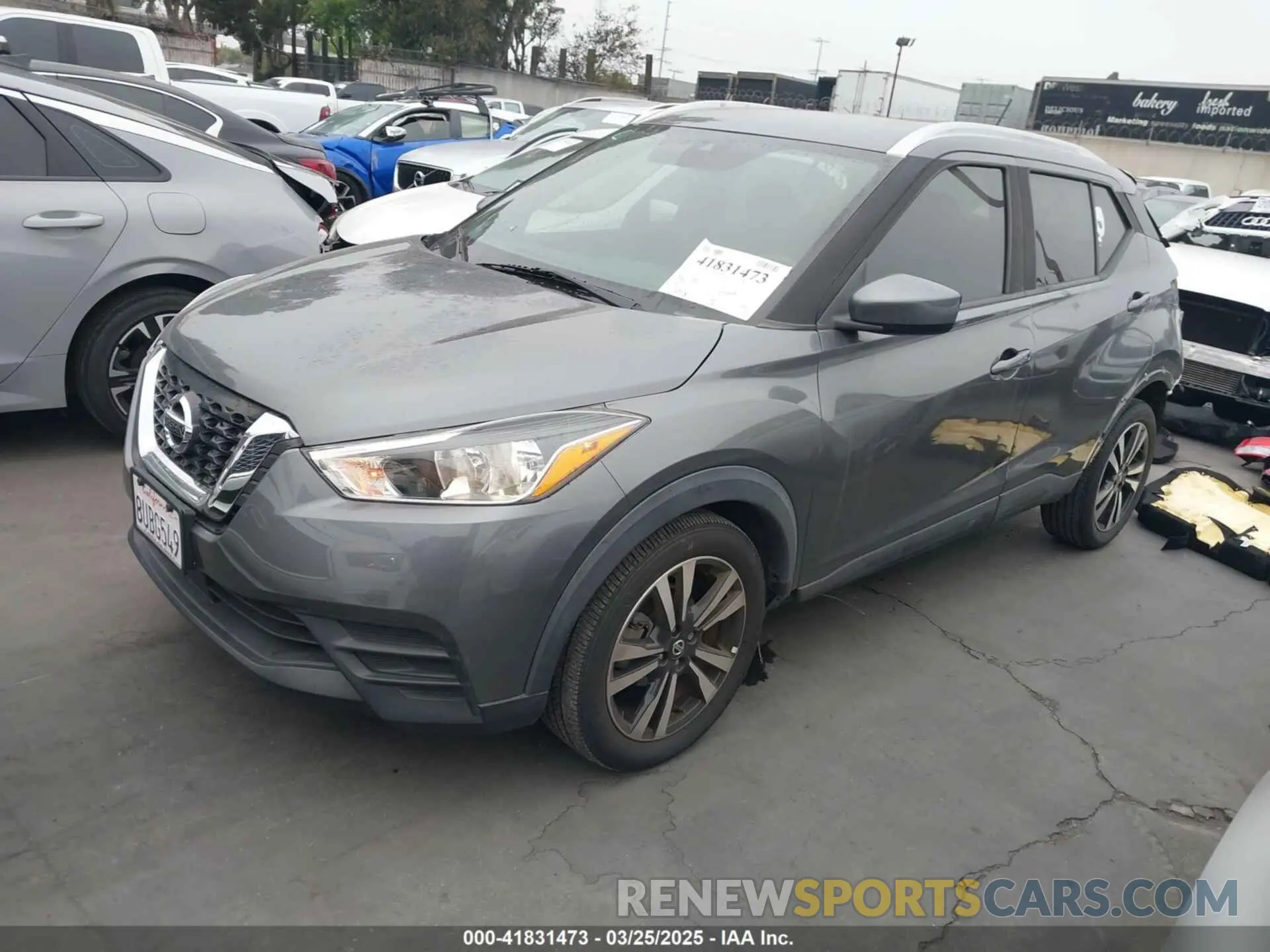 2 fotografías del automóvil dañado 3N1CP5CV8LL565765 NISSAN KICKS 2020