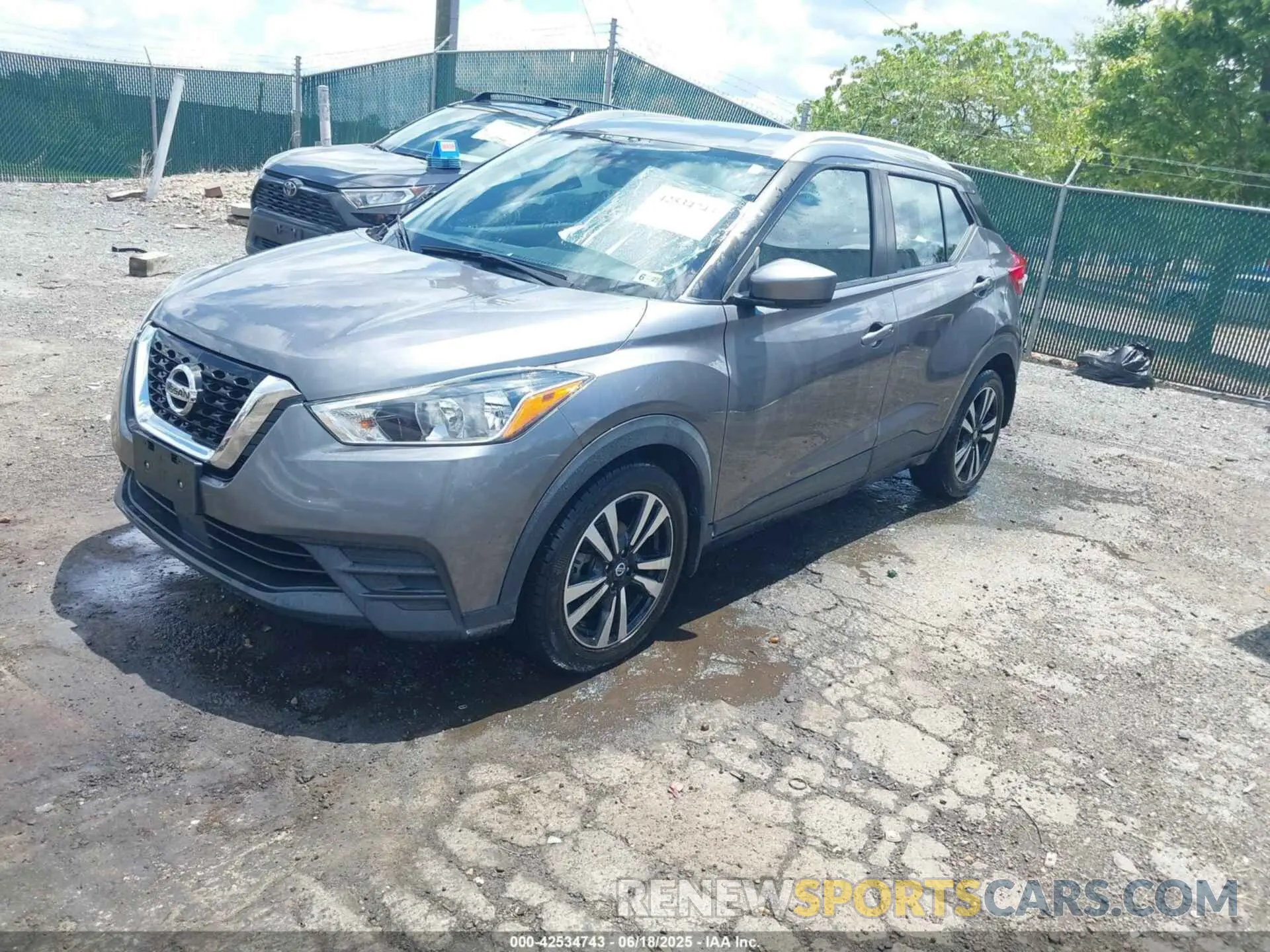 2 fotografías del automóvil dañado 3N1CP5CVXLL525980 NISSAN KICKS 2020