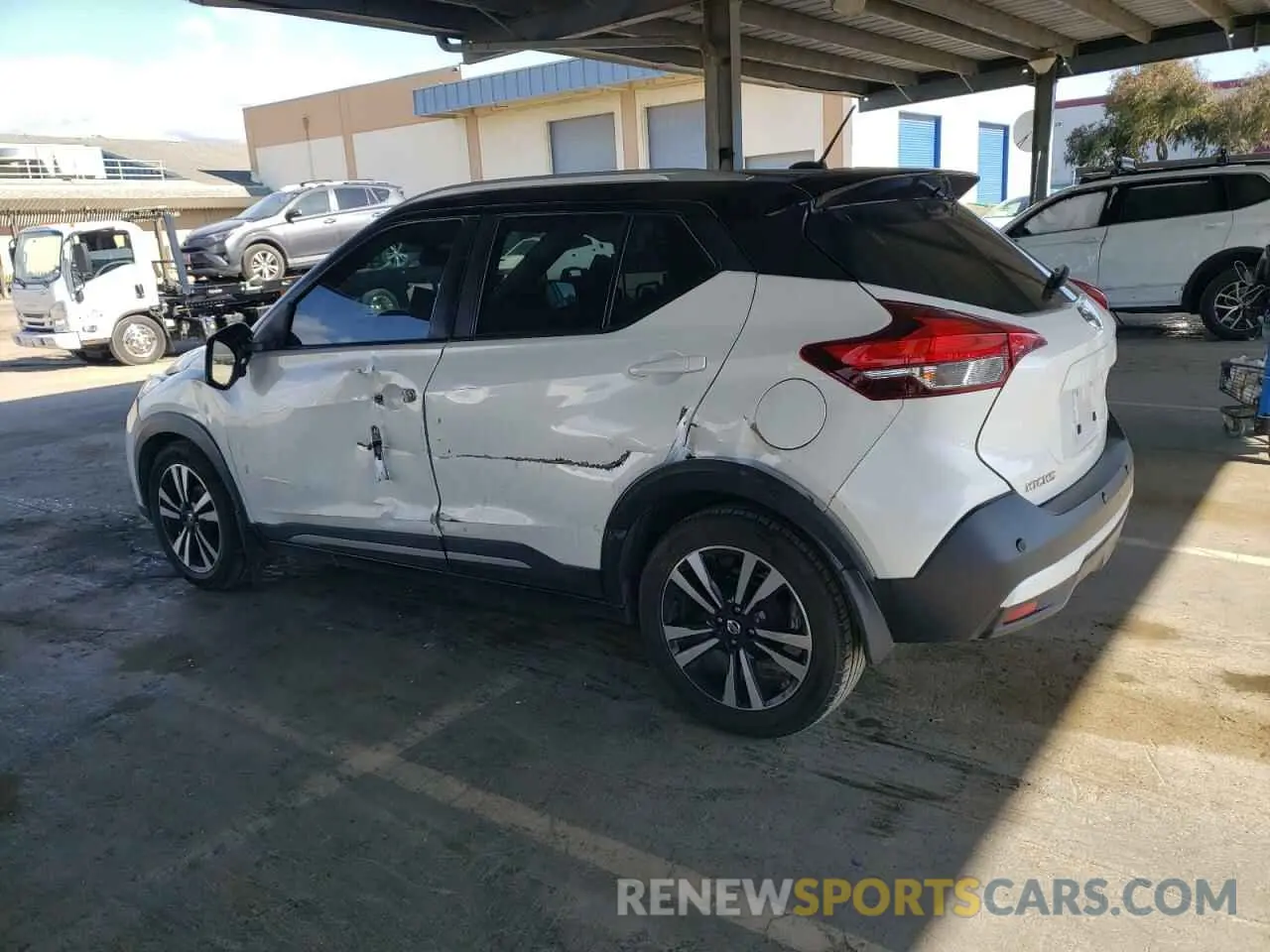 2 fotografías del automóvil dañado 3N1CP5DV5LL565012 NISSAN KICKS 2020