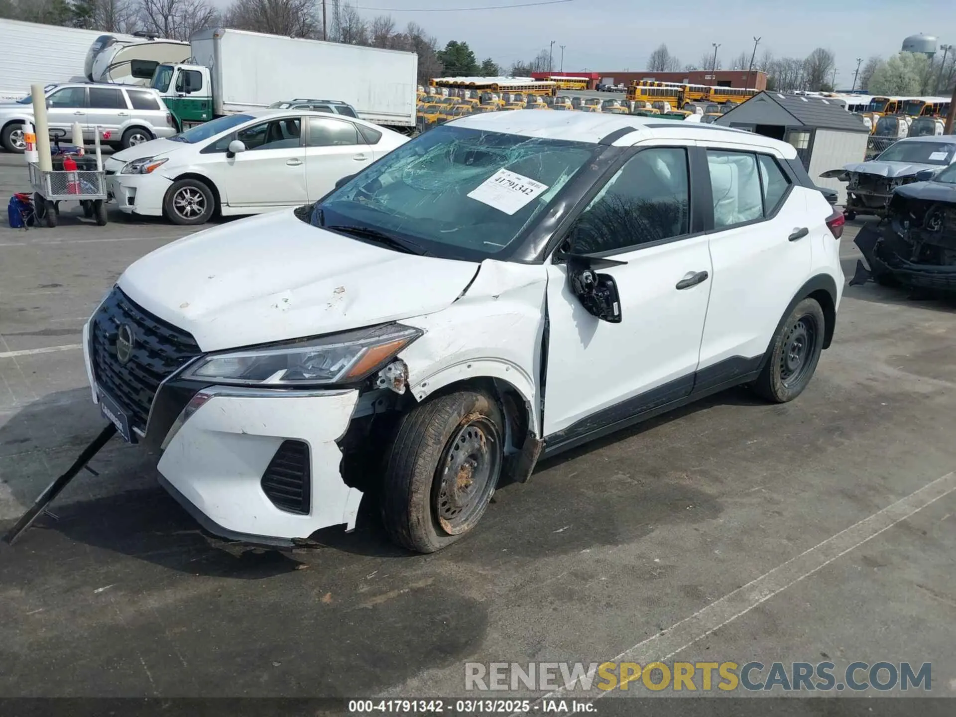 2 fotografías del automóvil dañado 3N1CP5BV5ML566388 NISSAN KICKS 2021
