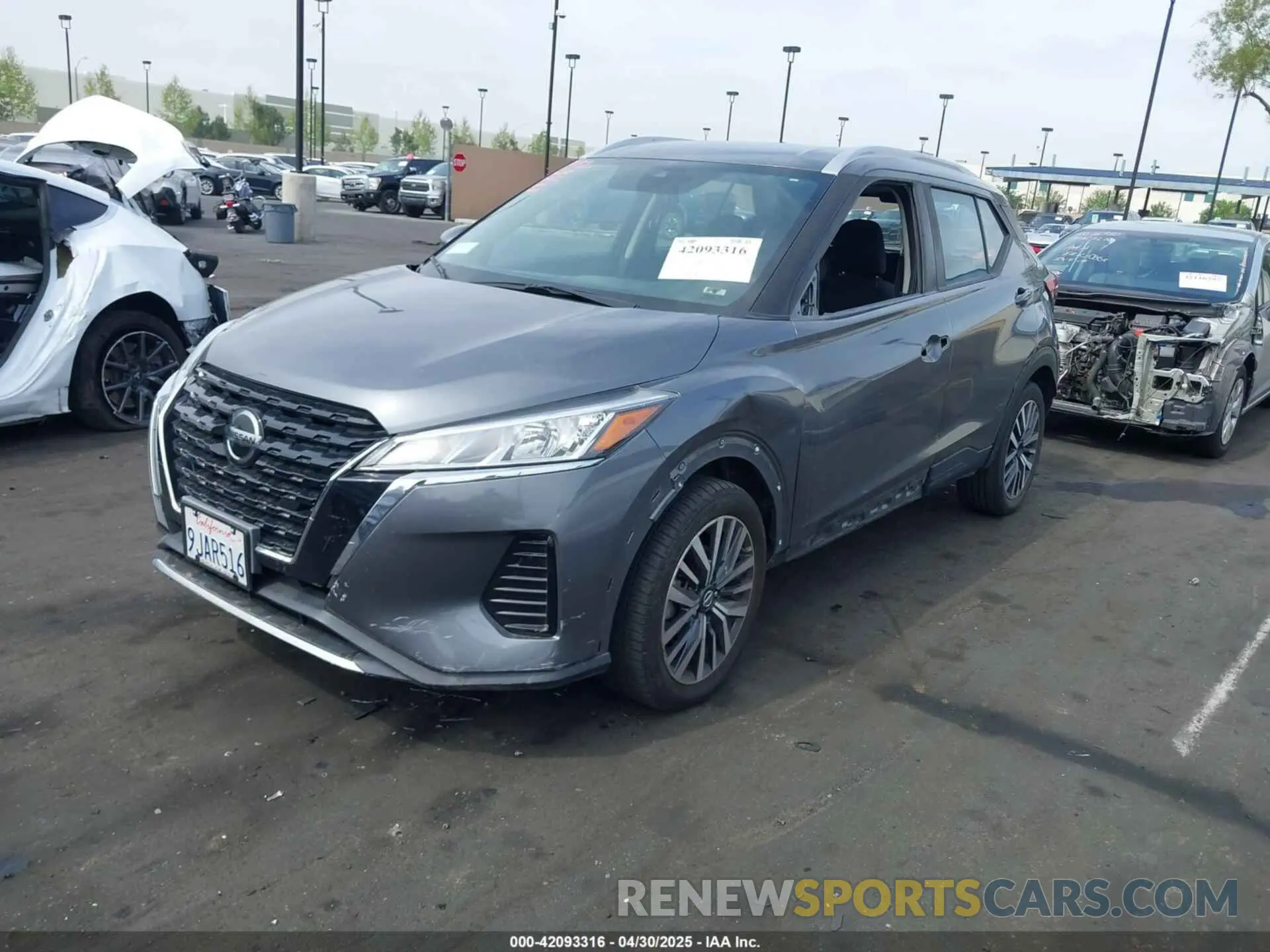 2 fotografías del automóvil dañado 3N1CP5CV1ML537730 NISSAN KICKS 2021