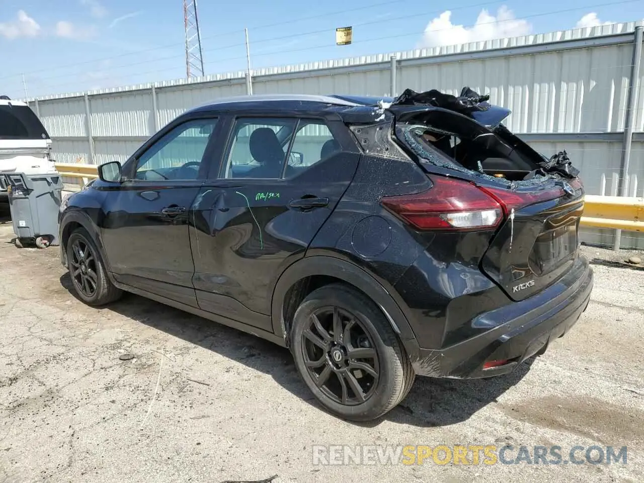 2 fotografías del automóvil dañado 3N1CP5CV8ML475890 NISSAN KICKS 2021