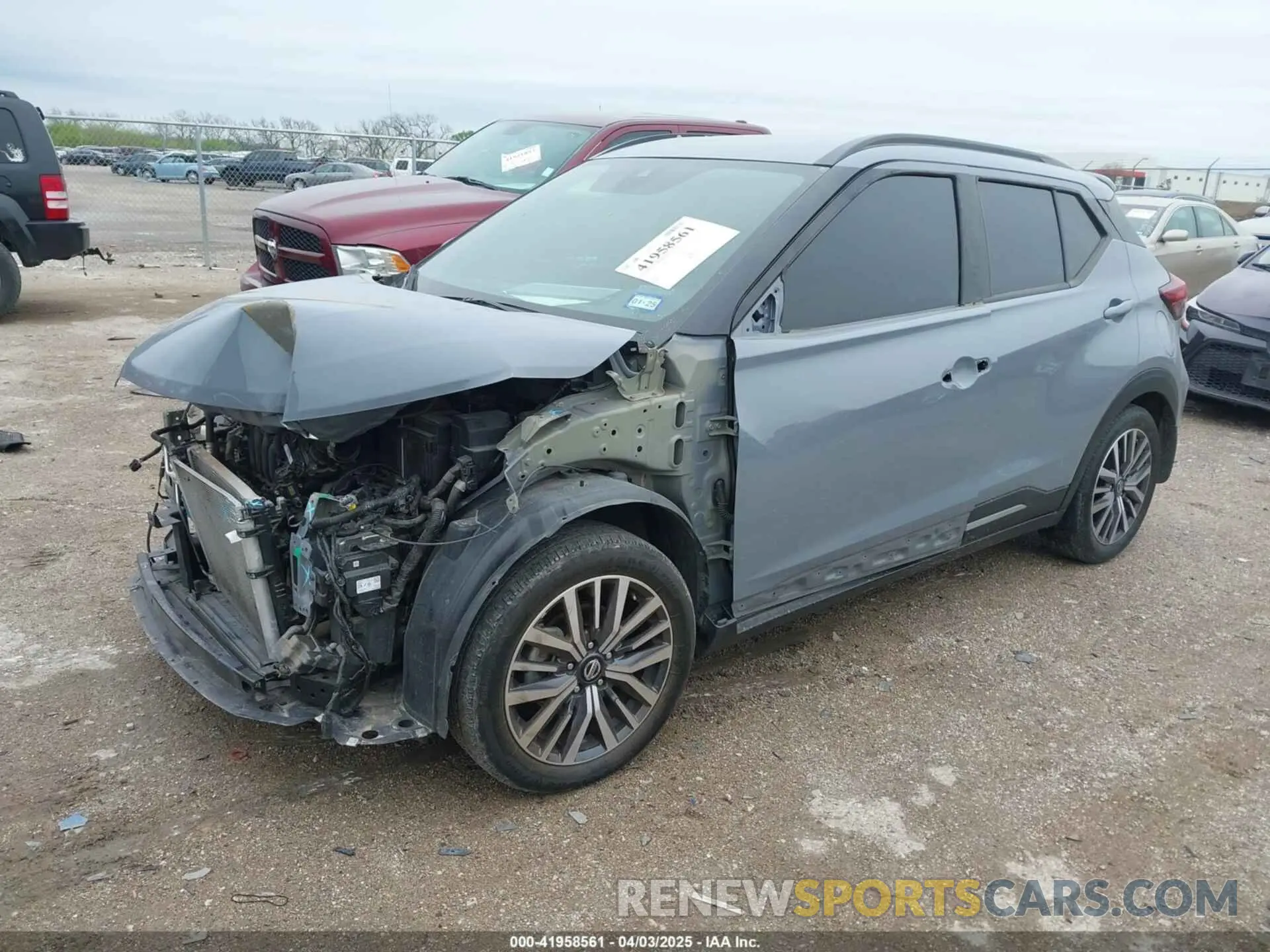 2 fotografías del automóvil dañado 3N1CP5DV8ML475080 NISSAN KICKS 2021