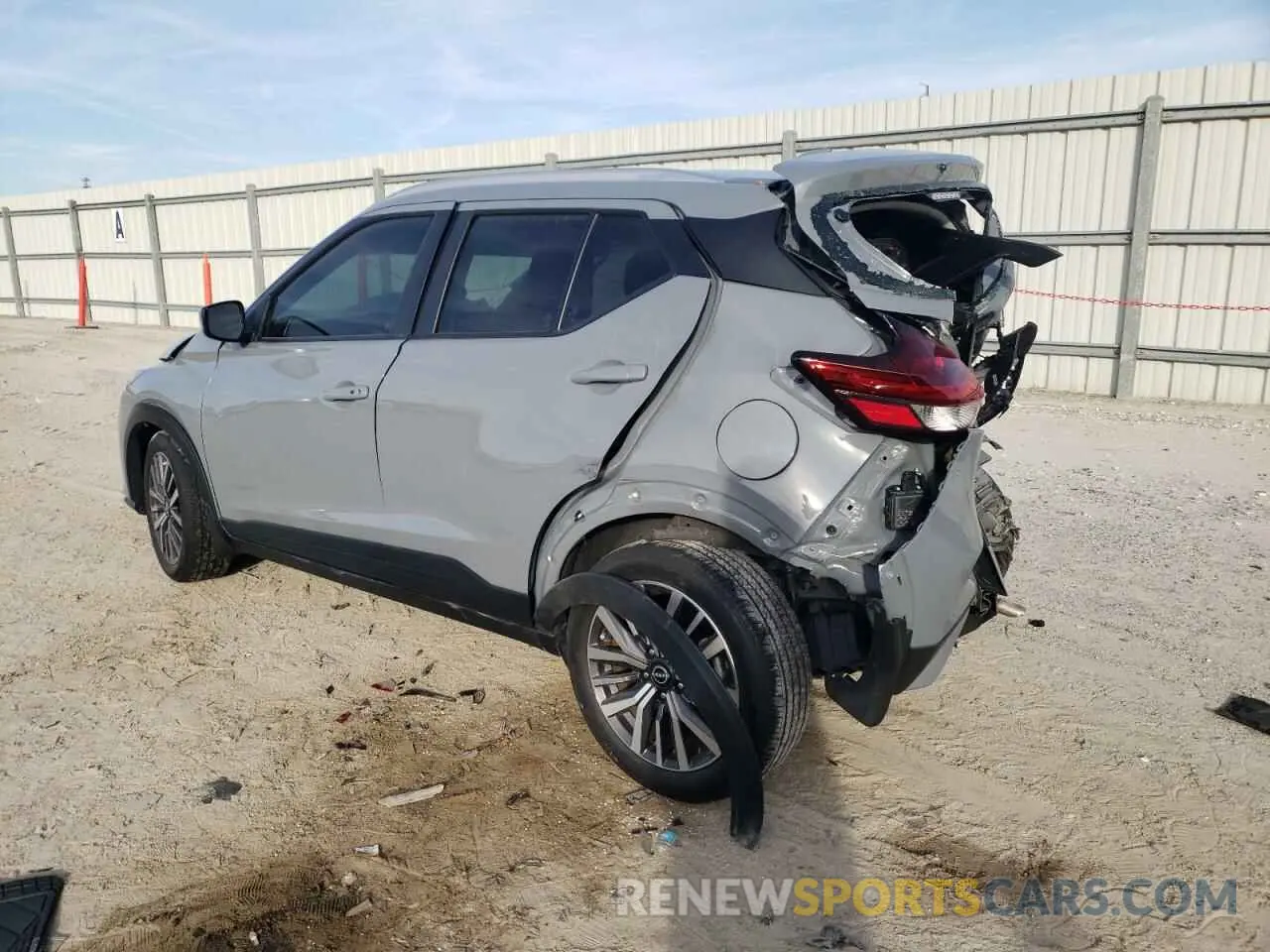 2 fotografías del automóvil dañado 3N1CP5CV0PL467531 NISSAN KICKS 2023