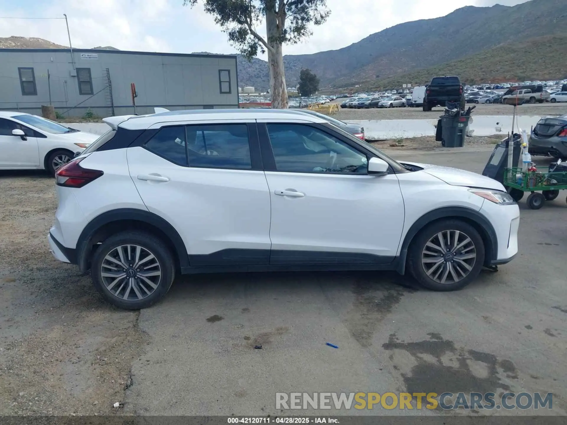 13 fotografías del automóvil dañado 3N1CP5CV2PL477803 NISSAN KICKS 2023
