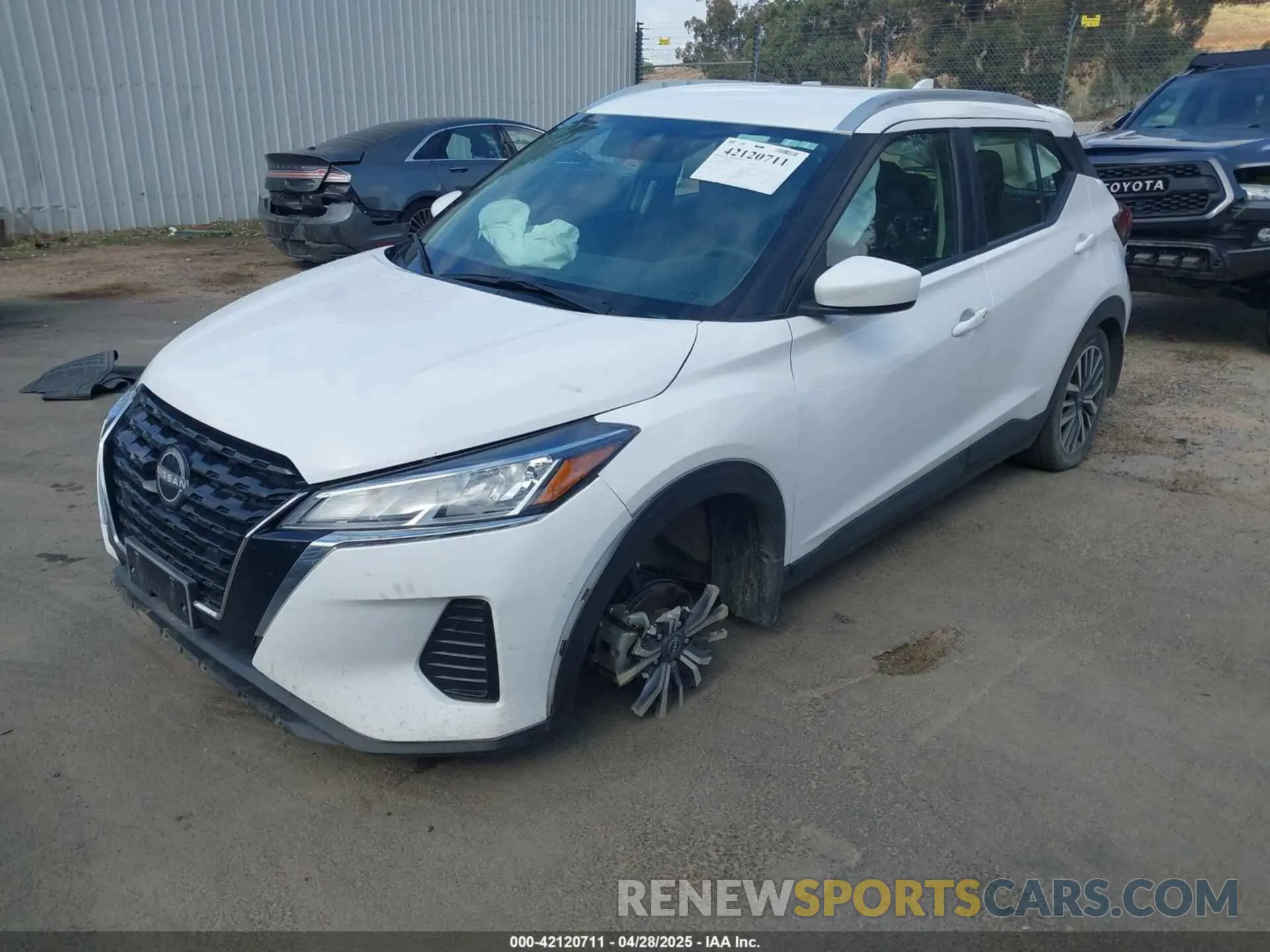 2 fotografías del automóvil dañado 3N1CP5CV2PL477803 NISSAN KICKS 2023