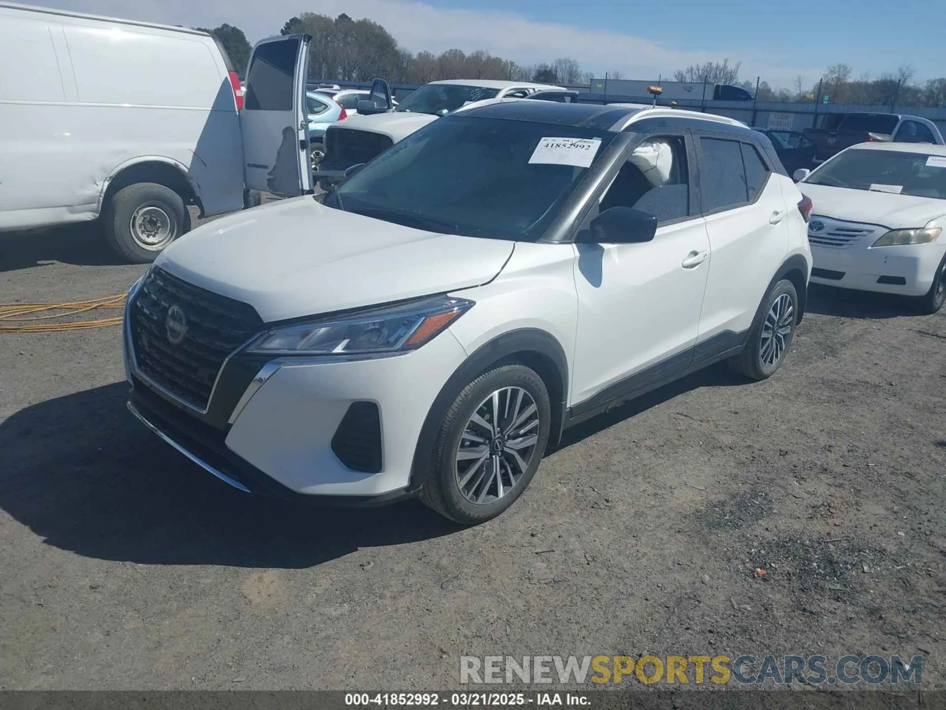 2 fotografías del automóvil dañado 3N1CP5CV2PL504076 NISSAN KICKS 2023