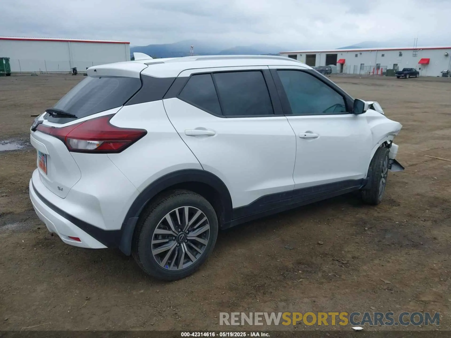 4 fotografías del automóvil dañado 3N1CP5CV5PL544135 NISSAN KICKS 2023