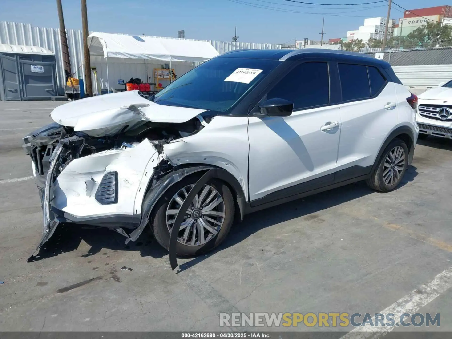 2 fotografías del automóvil dañado 3N1CP5CV7PL529507 NISSAN KICKS 2023