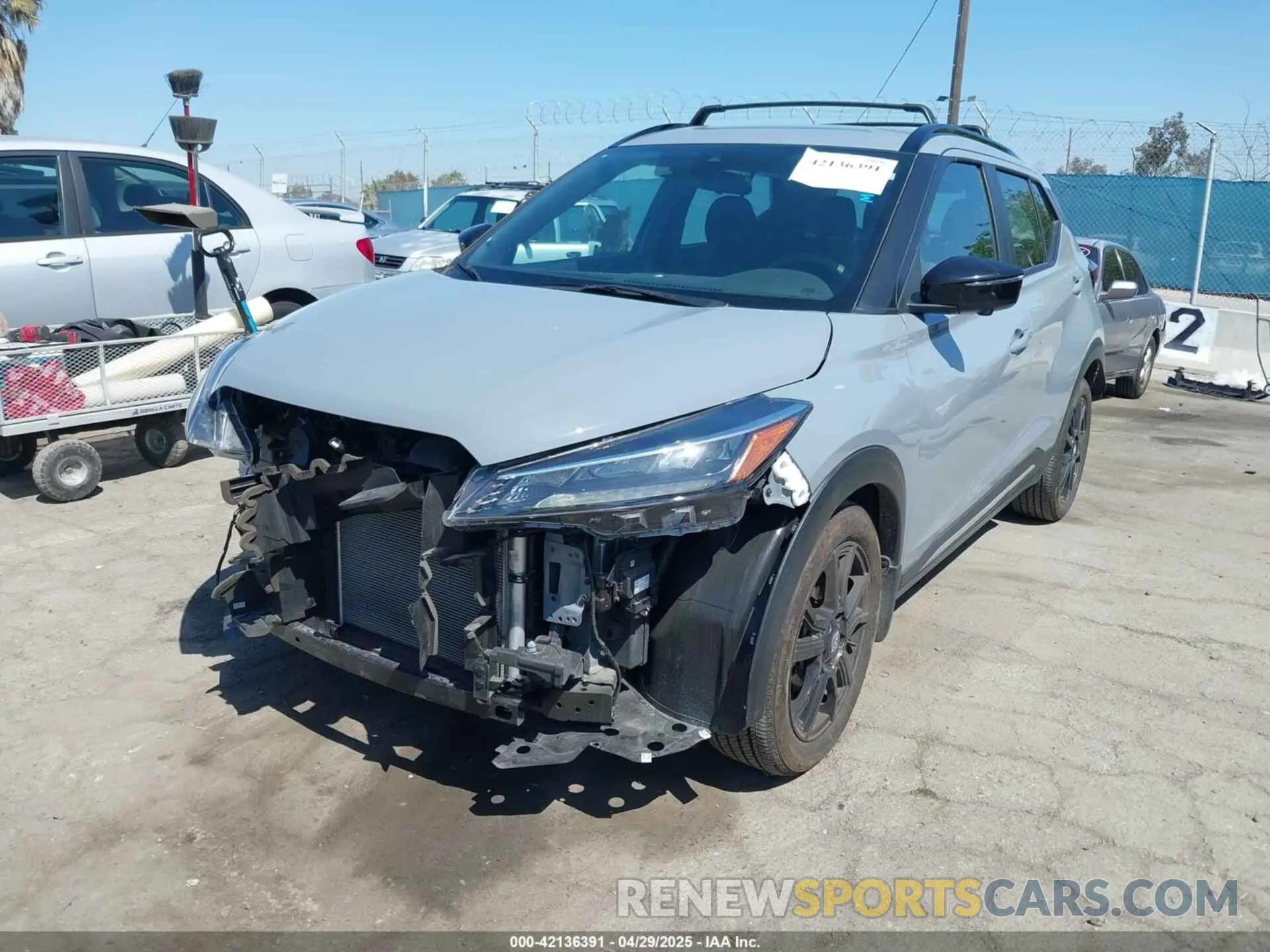 2 fotografías del automóvil dañado 3N1CP5DV0PL553257 NISSAN KICKS 2023