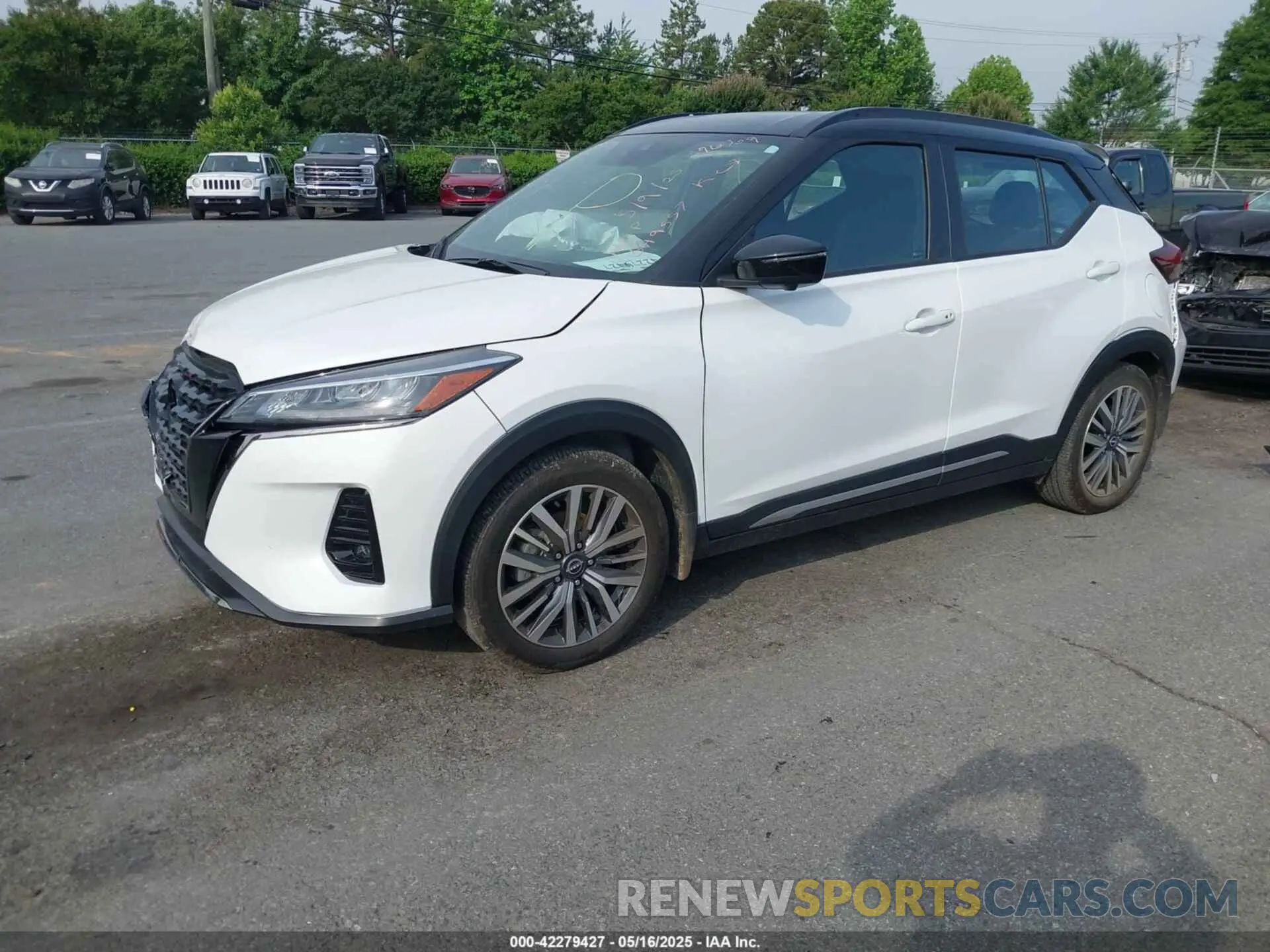 2 fotografías del automóvil dañado 3N1CP5DV3PL549557 NISSAN KICKS 2023