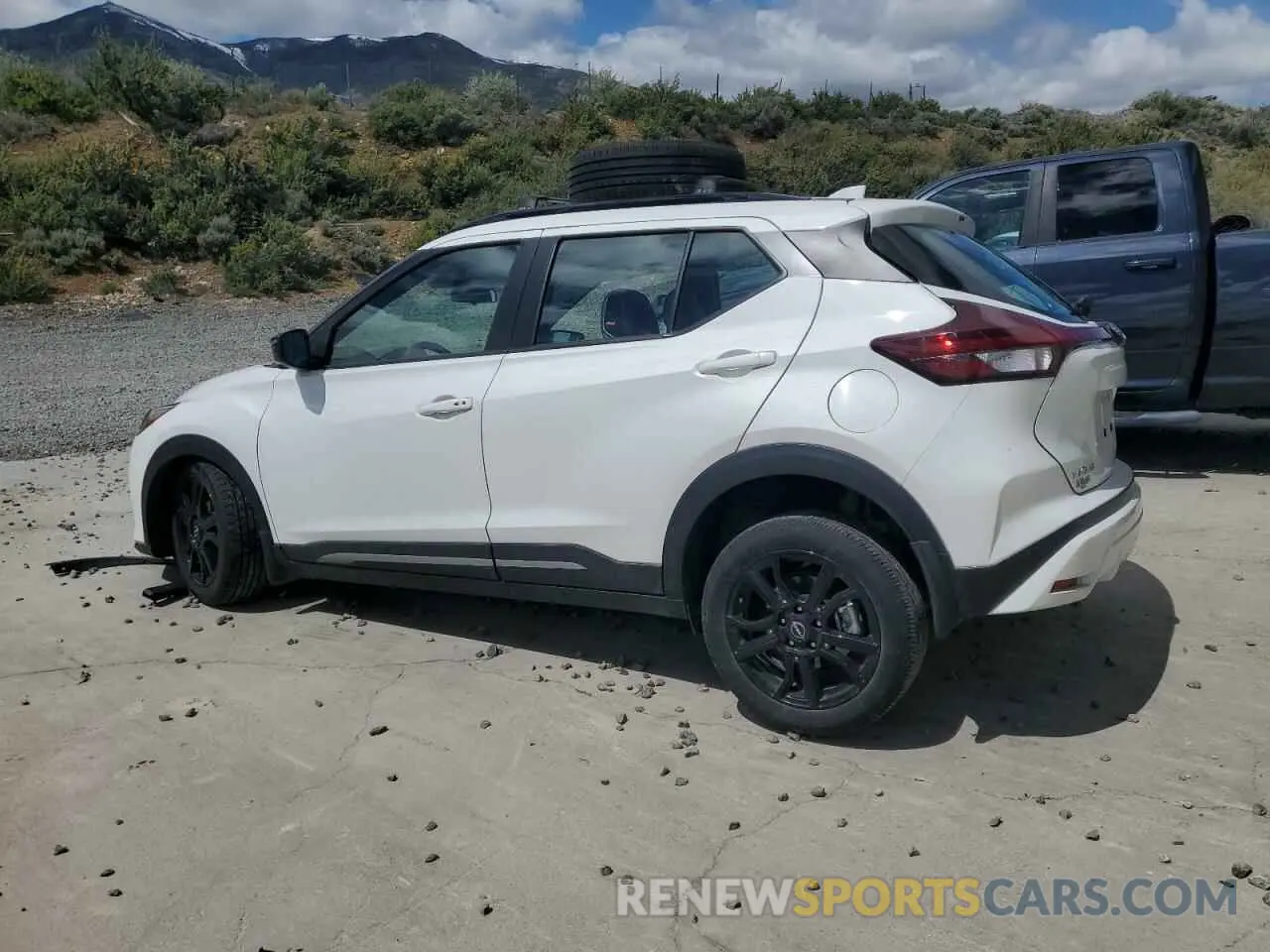2 fotografías del automóvil dañado 3N1CP5DV8PL552812 NISSAN KICKS 2023