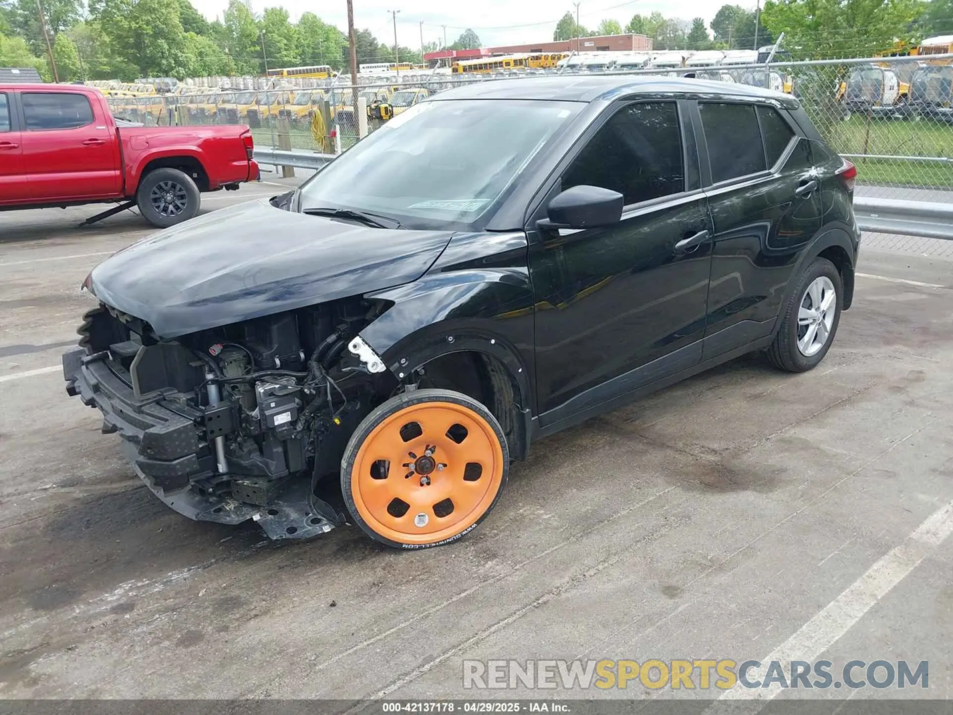 2 fotografías del automóvil dañado 3N1CP5BV2RL552911 NISSAN KICKS 2024