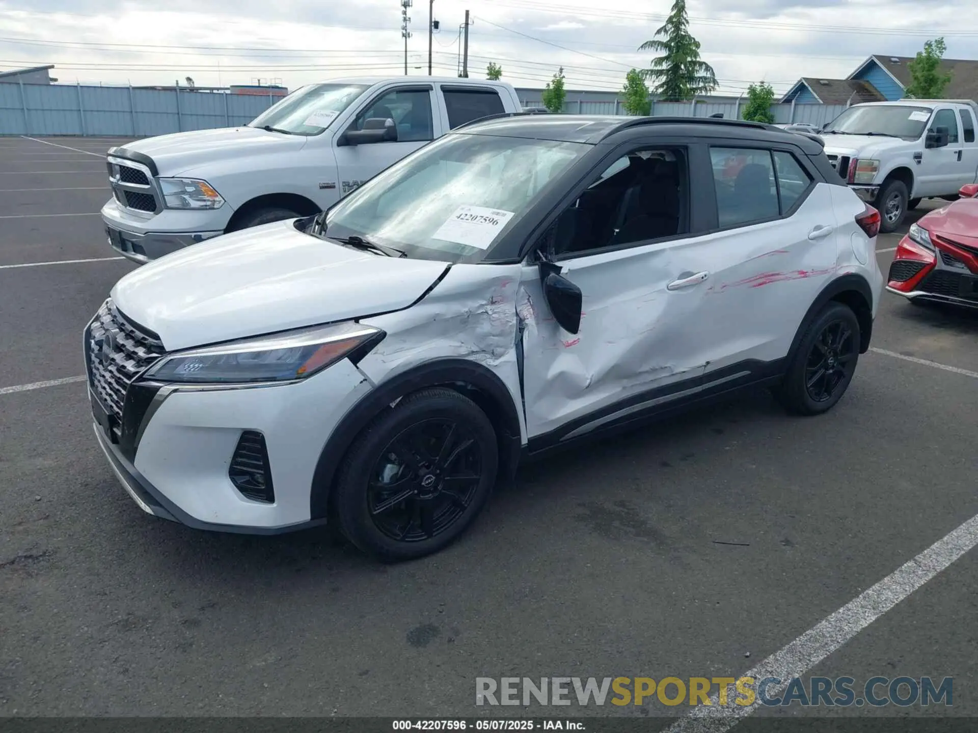 2 fotografías del automóvil dañado 3N1CP5DV6RL560300 NISSAN KICKS 2024