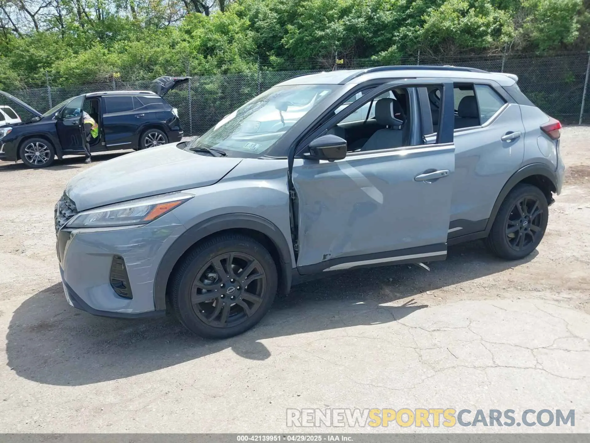 2 fotografías del automóvil dañado 3N1CP5DV9RL494244 NISSAN KICKS 2024