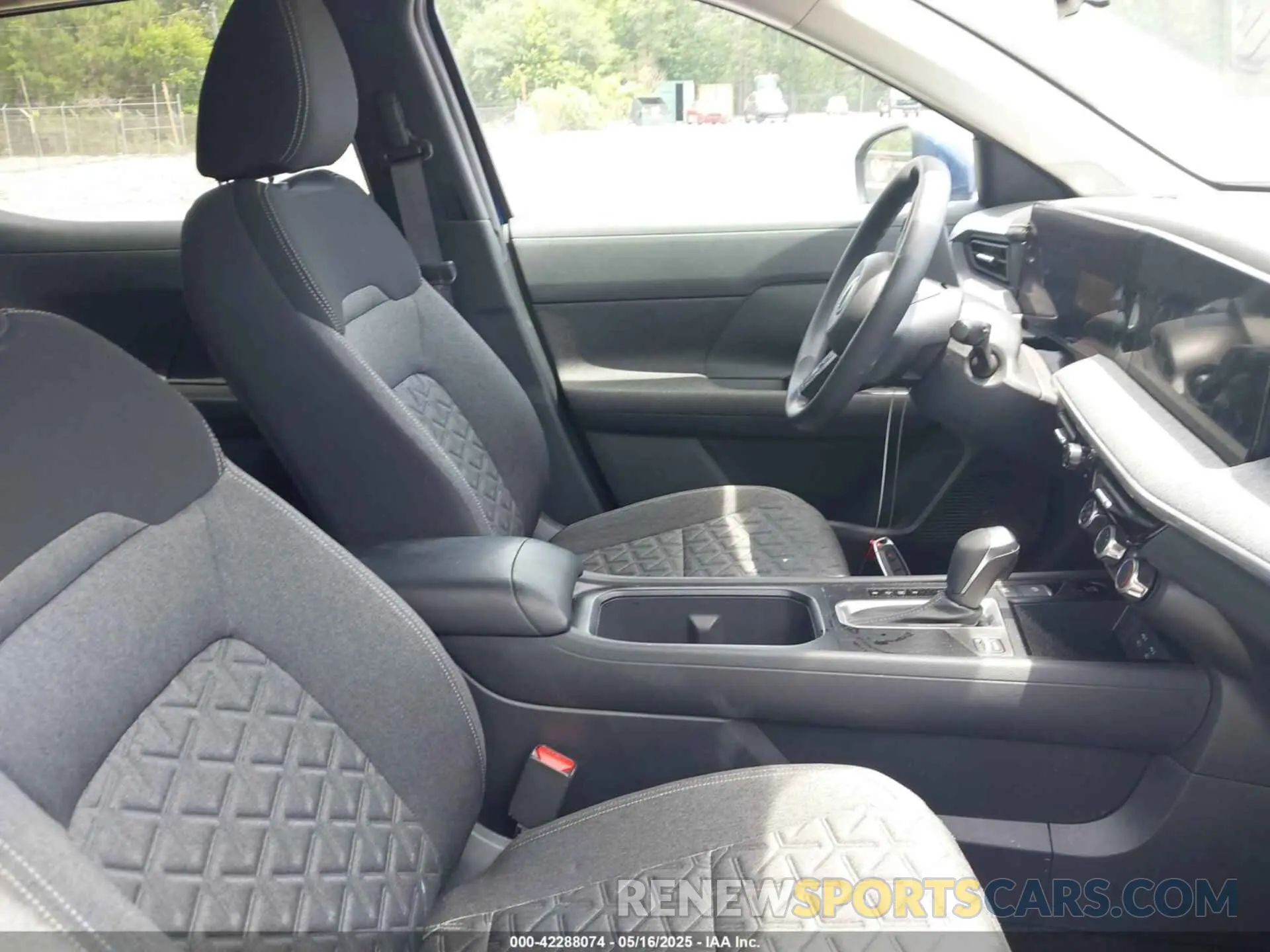5 fotografías del automóvil dañado 3N8AP6CA5SL302921 NISSAN KICKS 2025