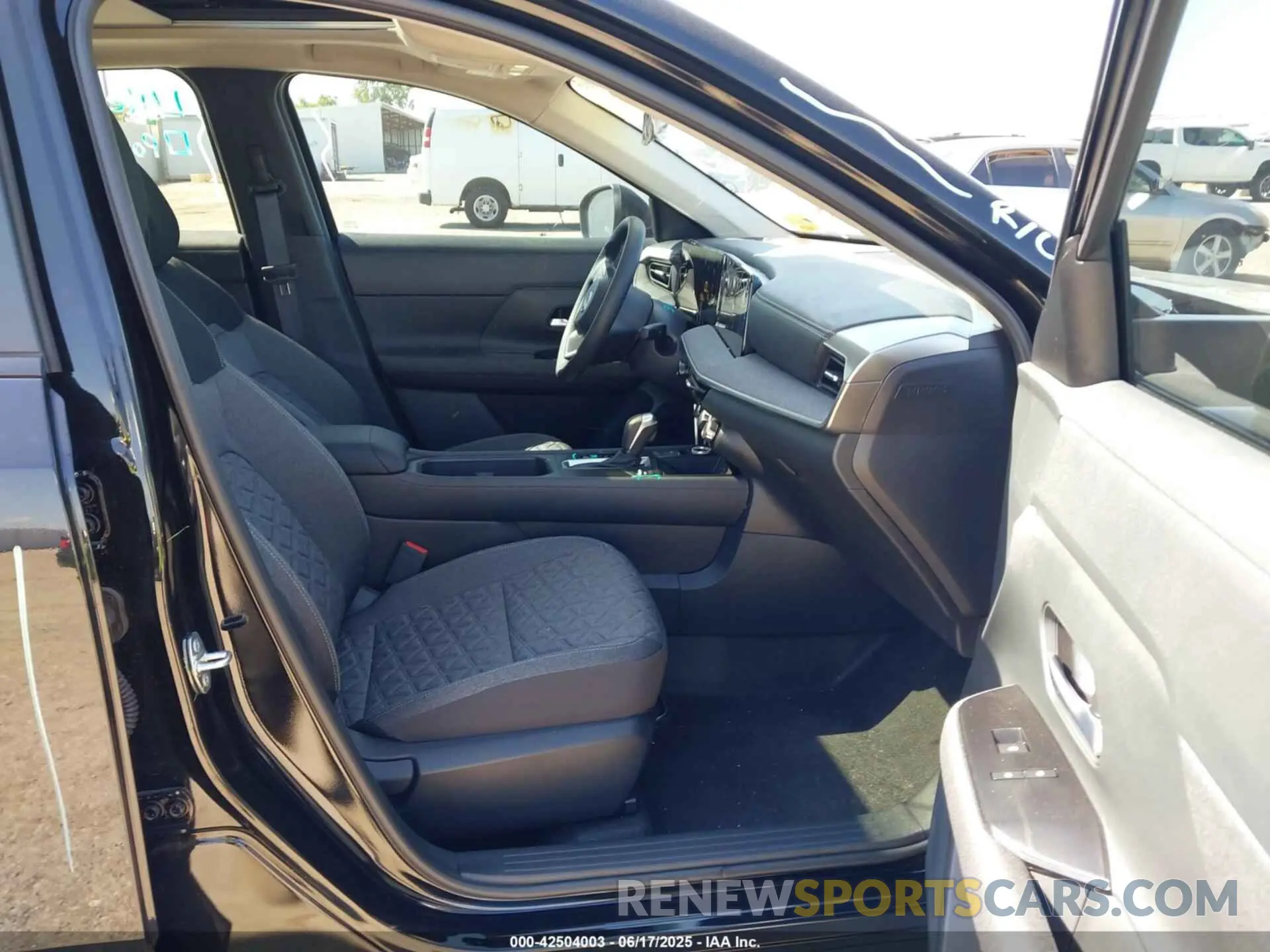 5 fotografías del automóvil dañado 3N8AP6CA5SL380342 NISSAN KICKS 2025