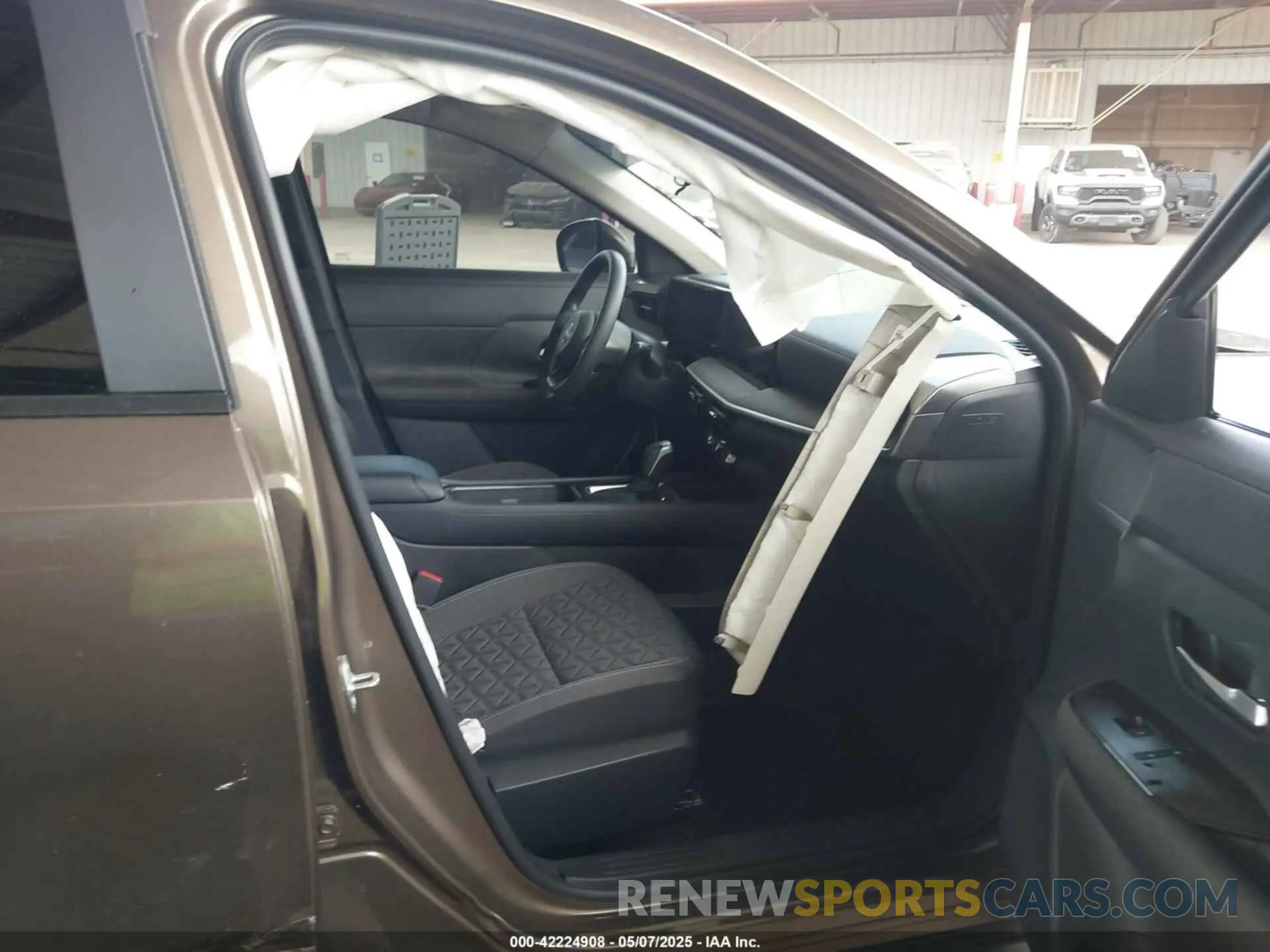 5 fotografías del automóvil dañado 3N8AP6CA7SL311796 NISSAN KICKS 2025