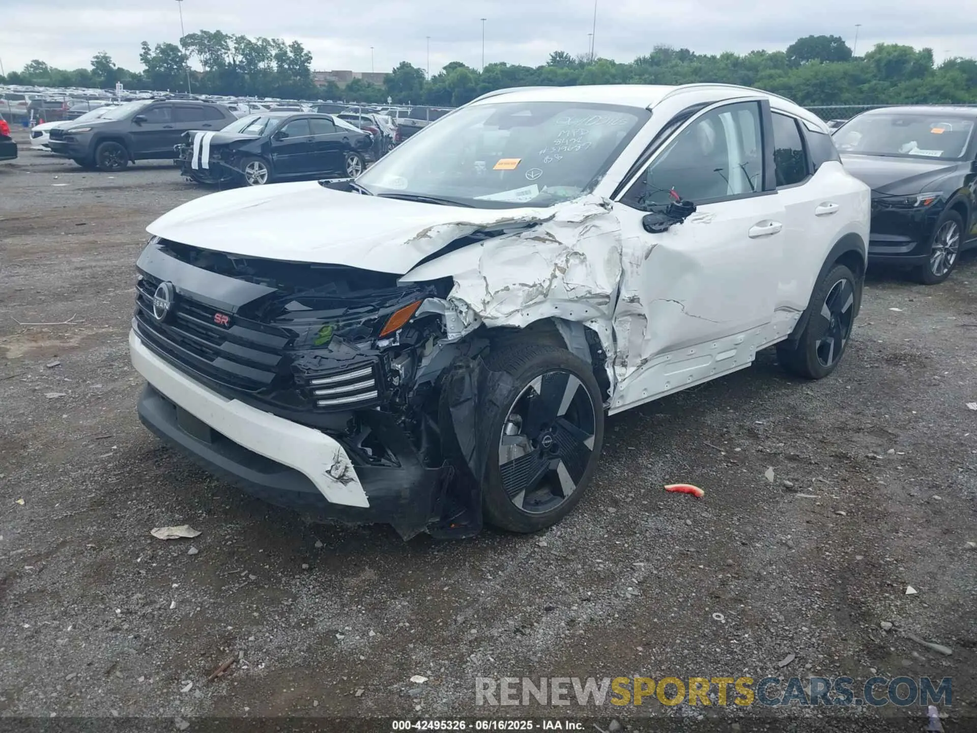 2 fotografías del automóvil dañado 3N8AP6DB9SL348498 NISSAN KICKS 2025