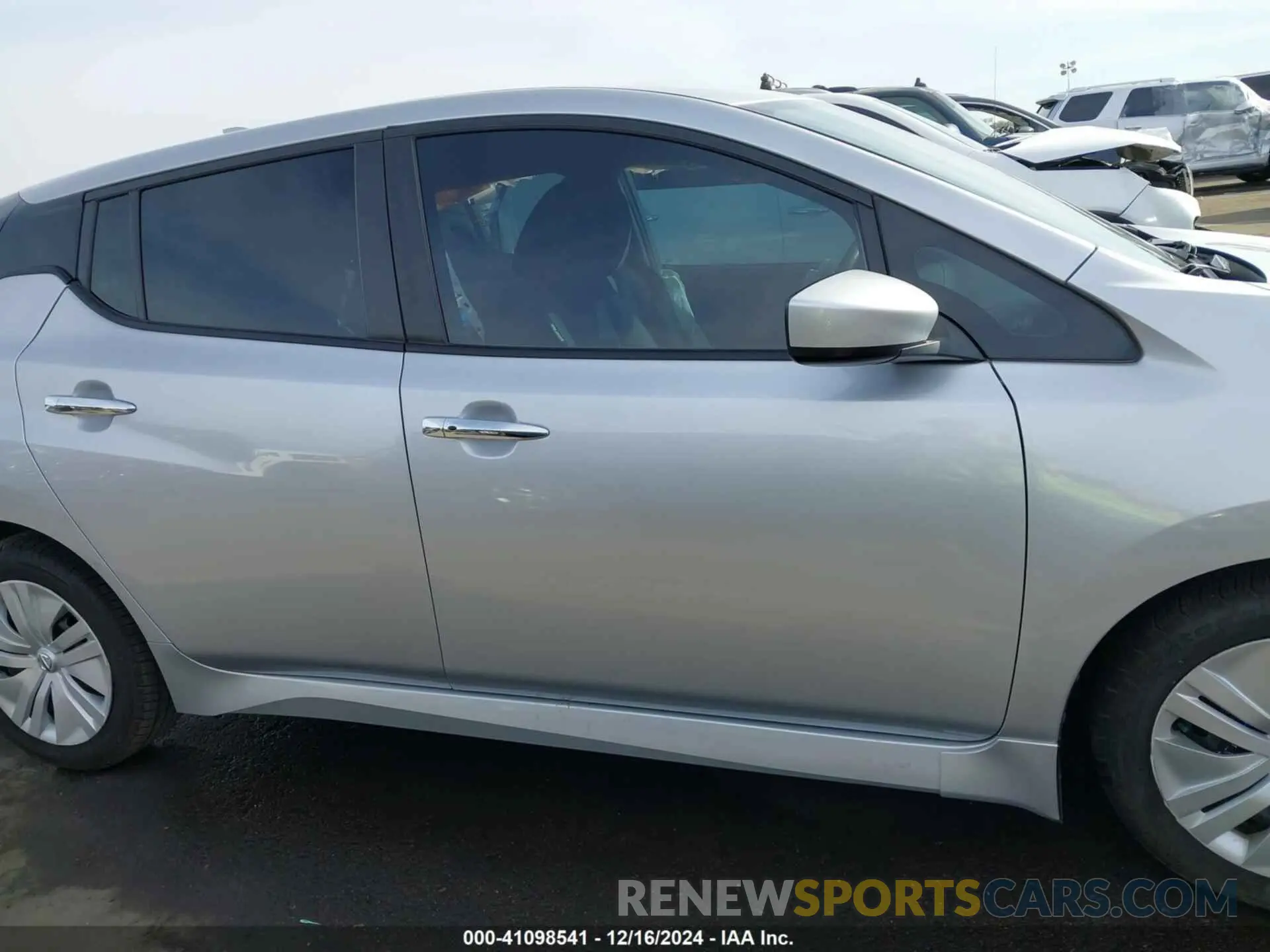 13 fotografías del automóvil dañado 1N4AZ1BV1NC562090 NISSAN LEAF 2022