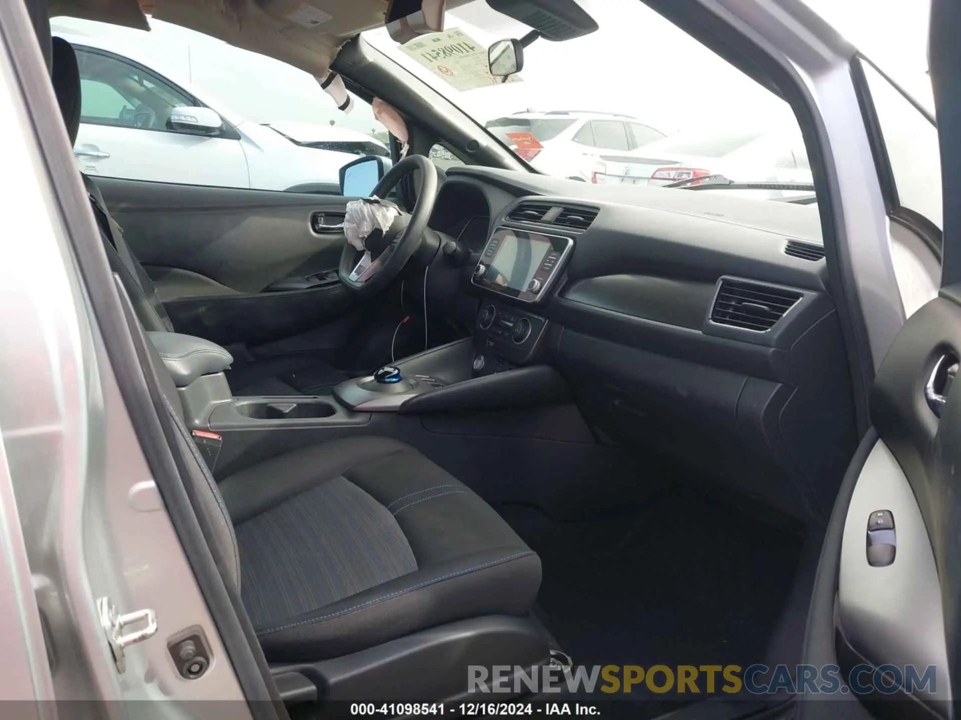 5 fotografías del automóvil dañado 1N4AZ1BV1NC562090 NISSAN LEAF 2022