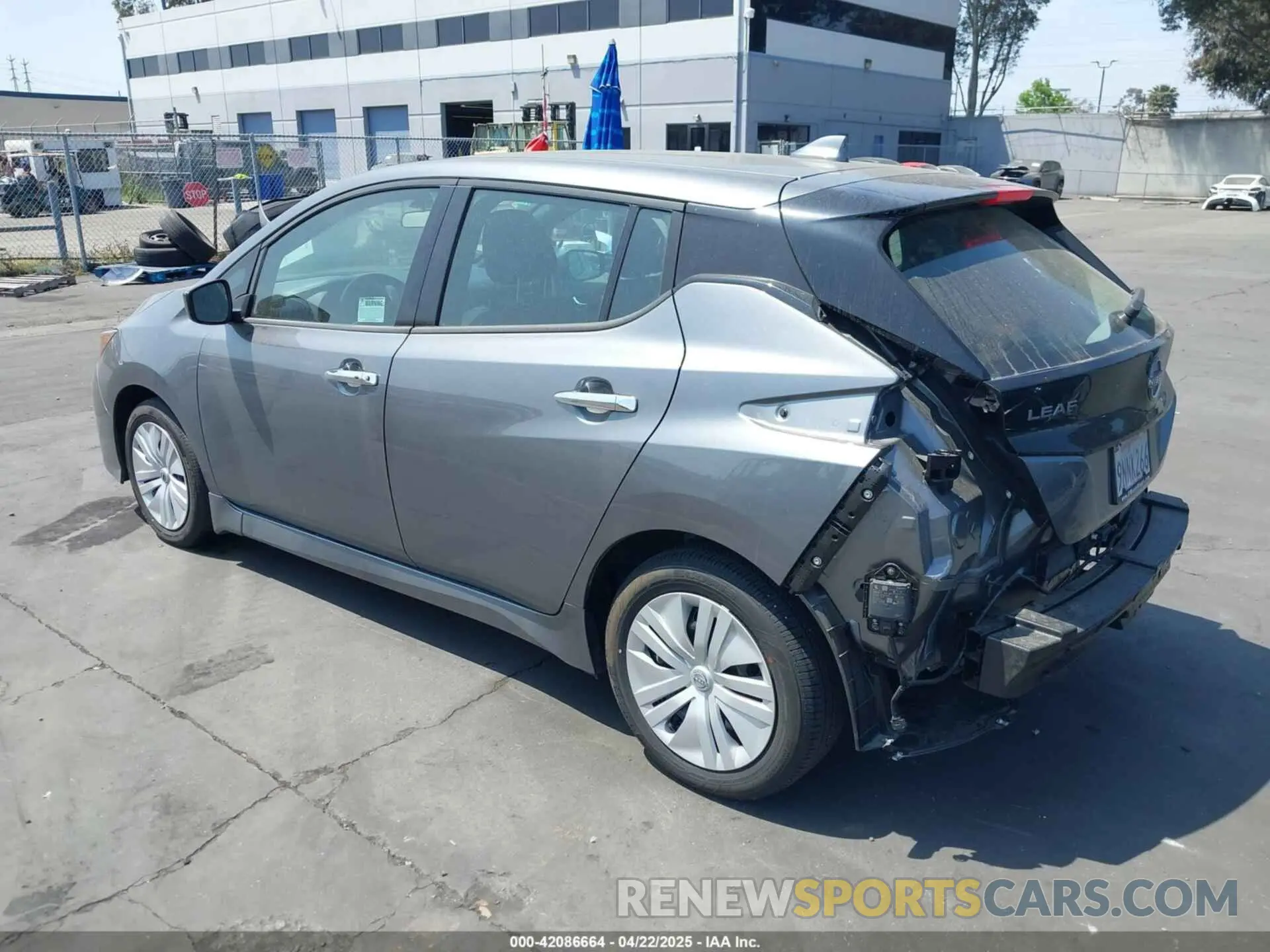 3 fotografías del automóvil dañado 1N4AZ1BV1SC550694 NISSAN LEAF 2025