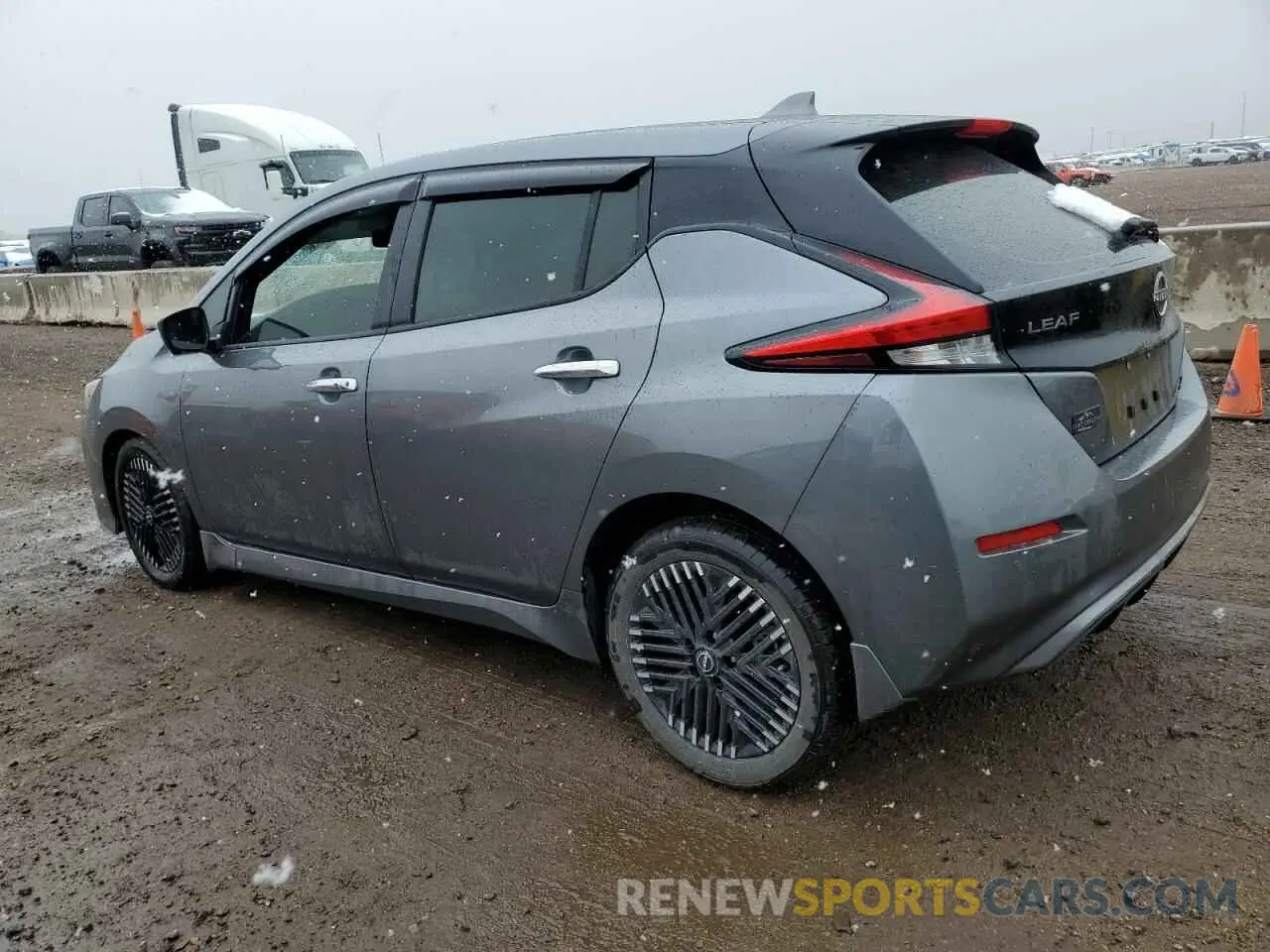 2 fotografías del automóvil dañado 1N4CZ1CV9SC557643 NISSAN LEAF 2025