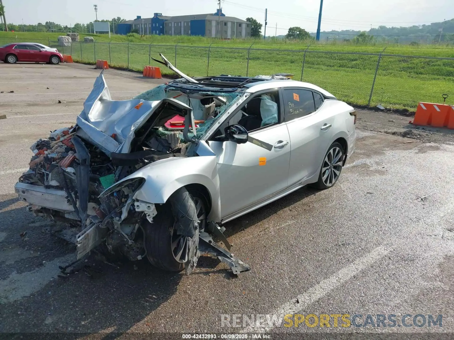 2 fotografías del automóvil dañado 1N4AA6FV6MC505767 NISSAN MAXIMA 2021