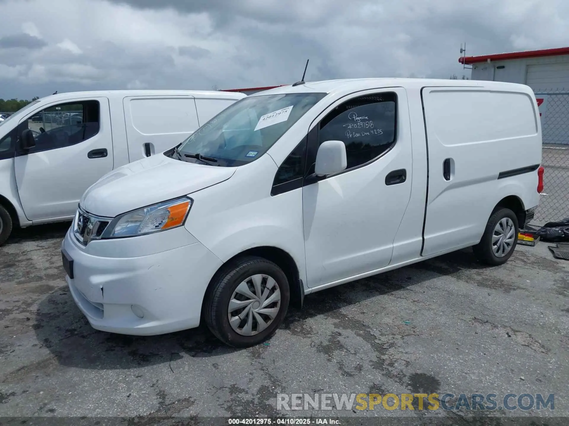 2 fotografías del automóvil dañado 3N6CM0KN9LK709594 NISSAN NV 200 2020