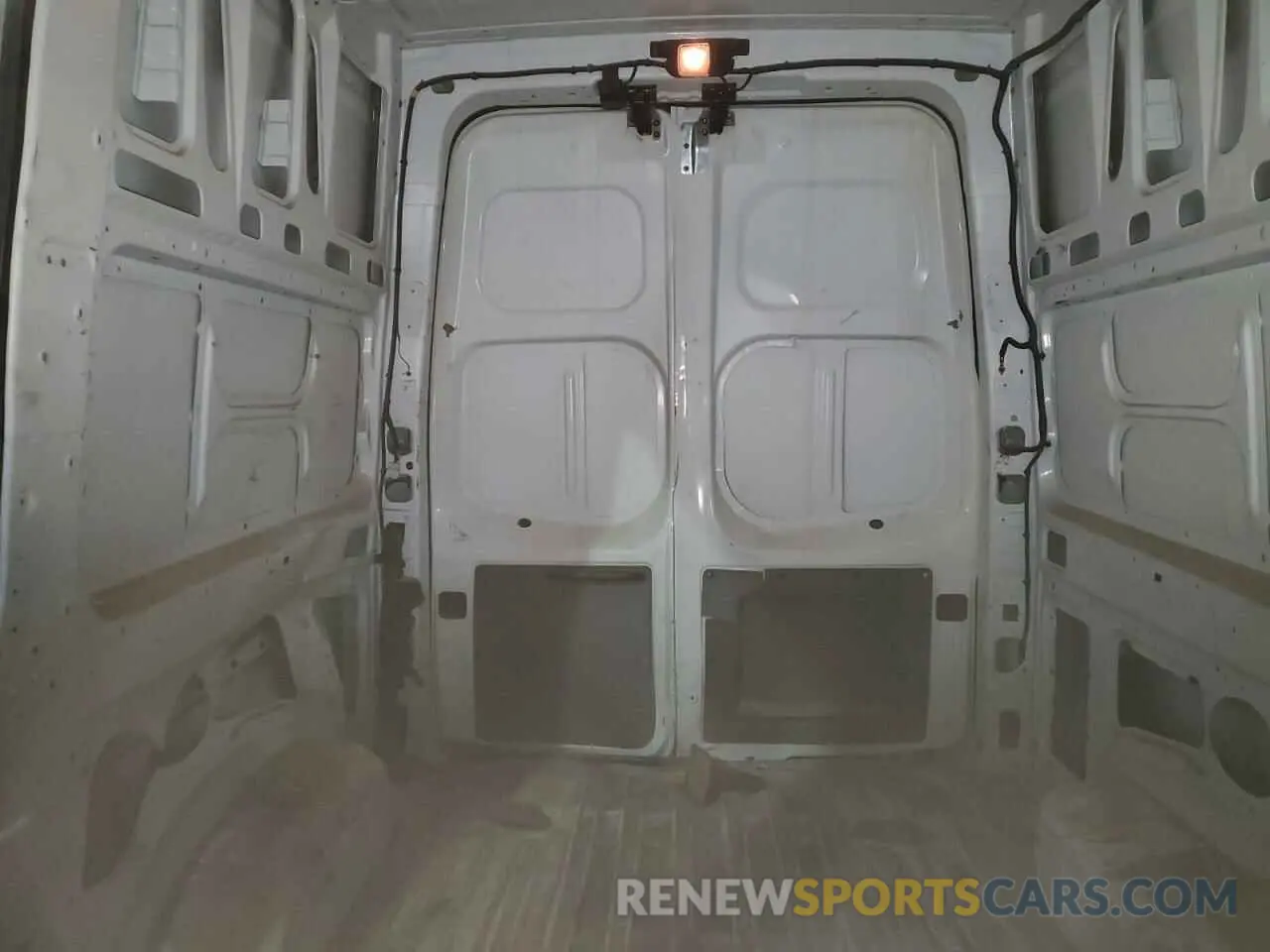 10 fotografías del automóvil dañado 1N6BF0LY4KN808217 NISSAN NV 2019