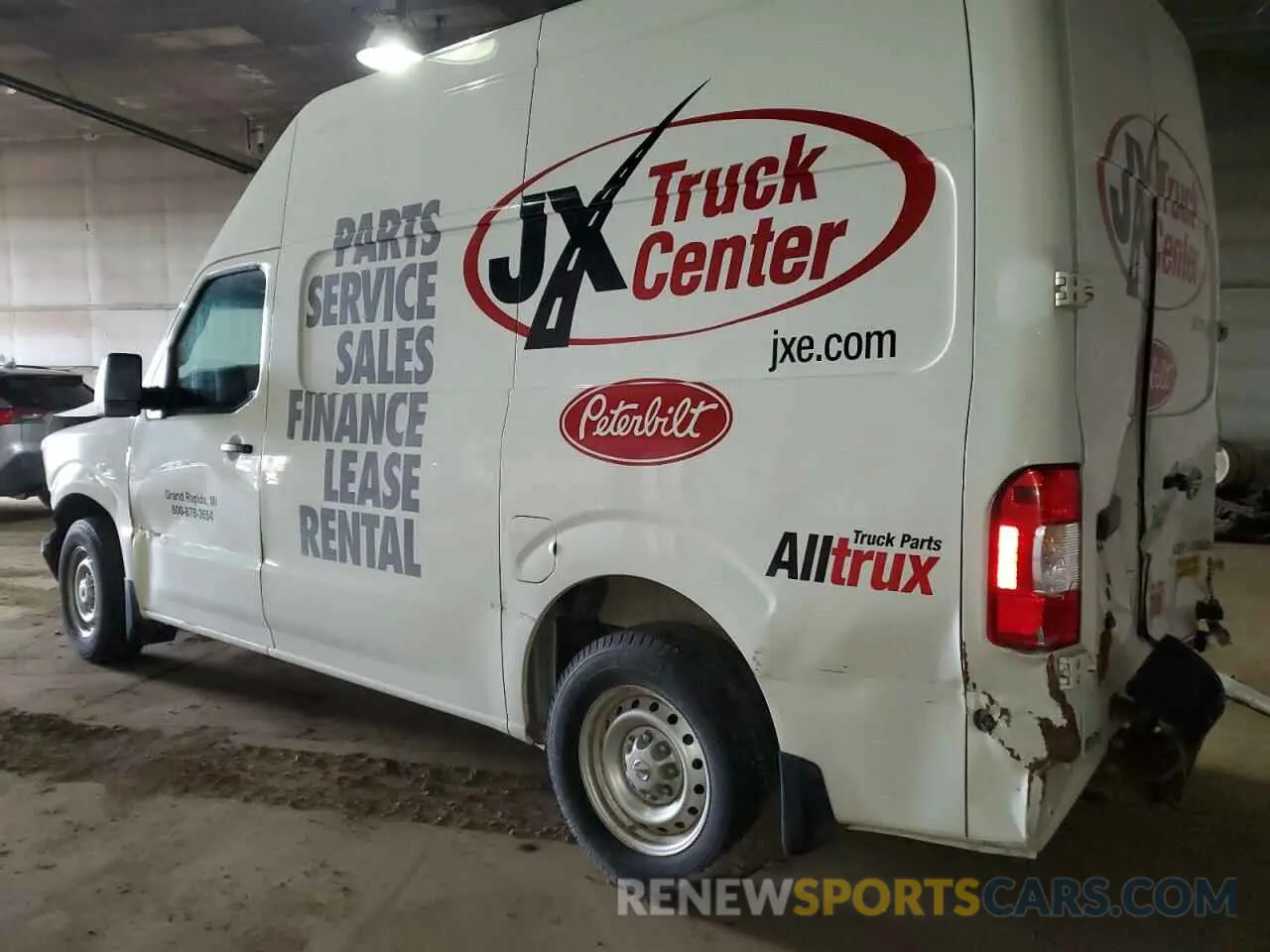 2 fotografías del automóvil dañado 1N6BF0LY4KN808217 NISSAN NV 2019
