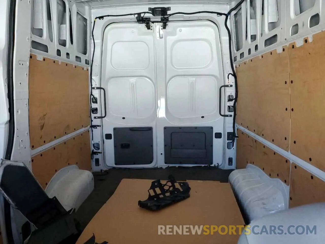 10 fotografías del automóvil dañado 1N6BF0LY2LN811733 NISSAN NV 2020
