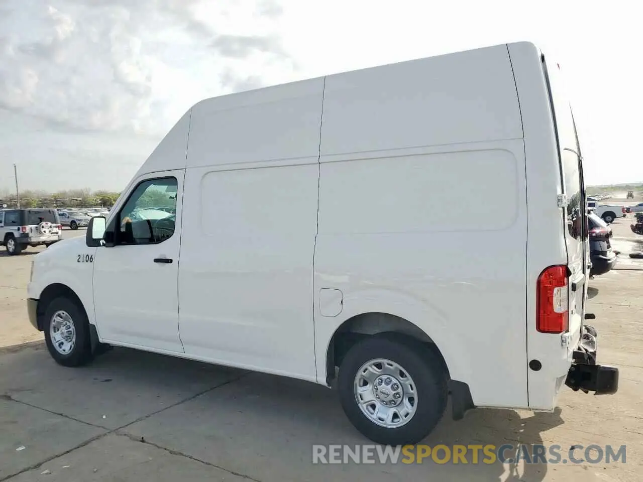 2 fotografías del automóvil dañado 1N6BF0LY0MN802188 NISSAN NV 2021