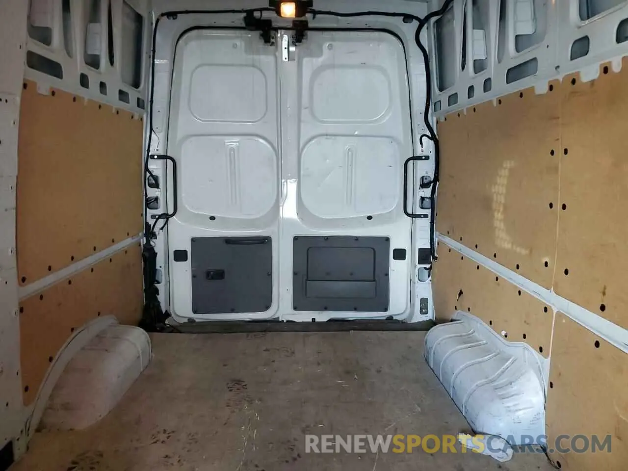 10 fotografías del automóvil dañado 1N6BF0LY2MN810244 NISSAN NV 2021