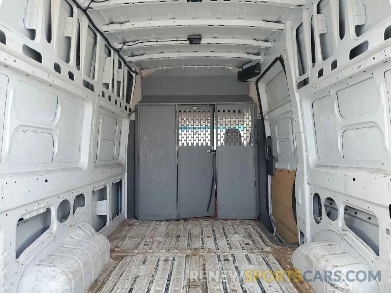 10 fotografías del automóvil dañado 1N6BF0LY8MN800799 NISSAN NV 2021